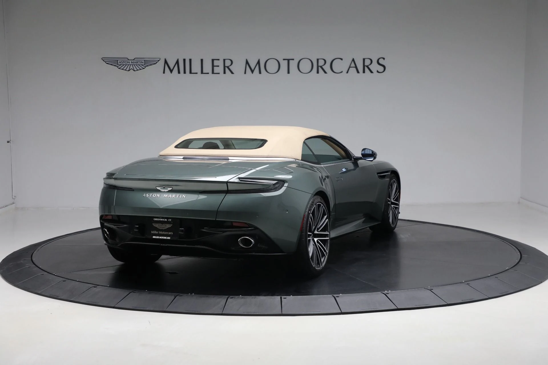 mph018_2795874407_New_2025_Aston_Martin_DB_12_Volante_a6c4e77ee4