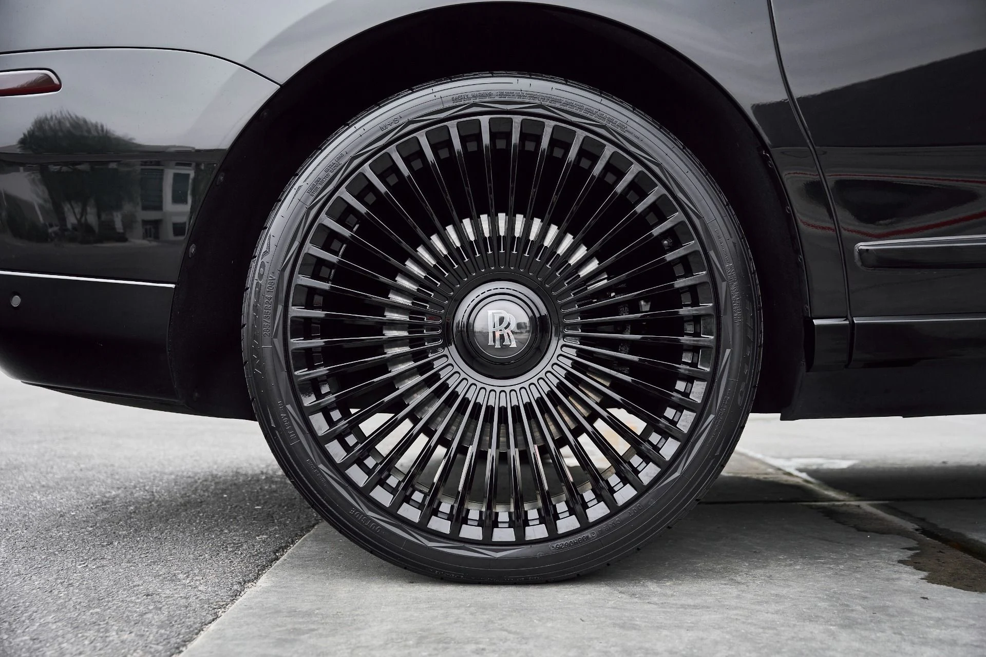 mph018_2815252354_Used_2019_Rolls_Royce_Cullinan_Base_1767201652_aaaa86cc46