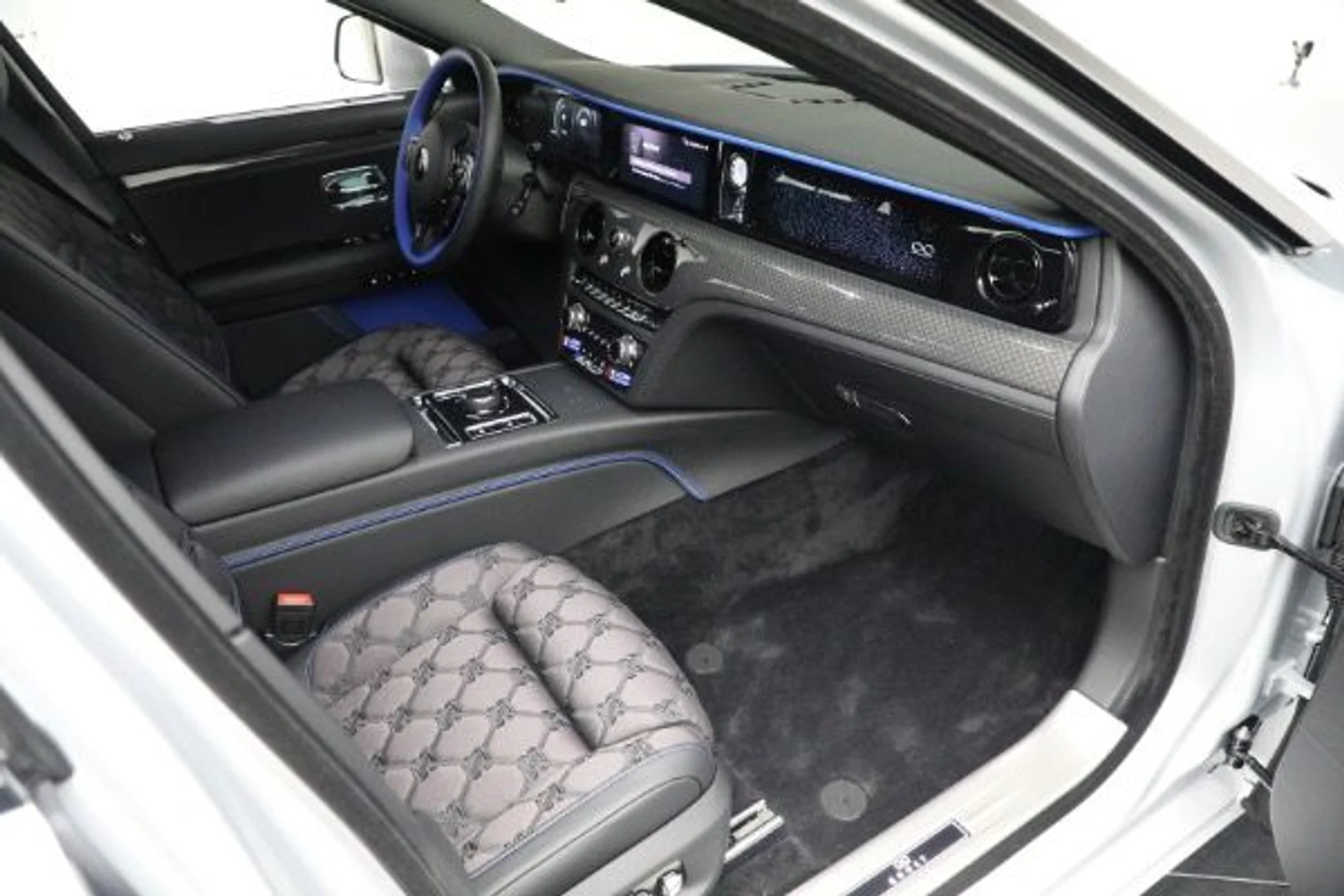 mph018_2840925829_New_2025_Rolls_Royce_Black_Badge_Ghost_eabfcd313f