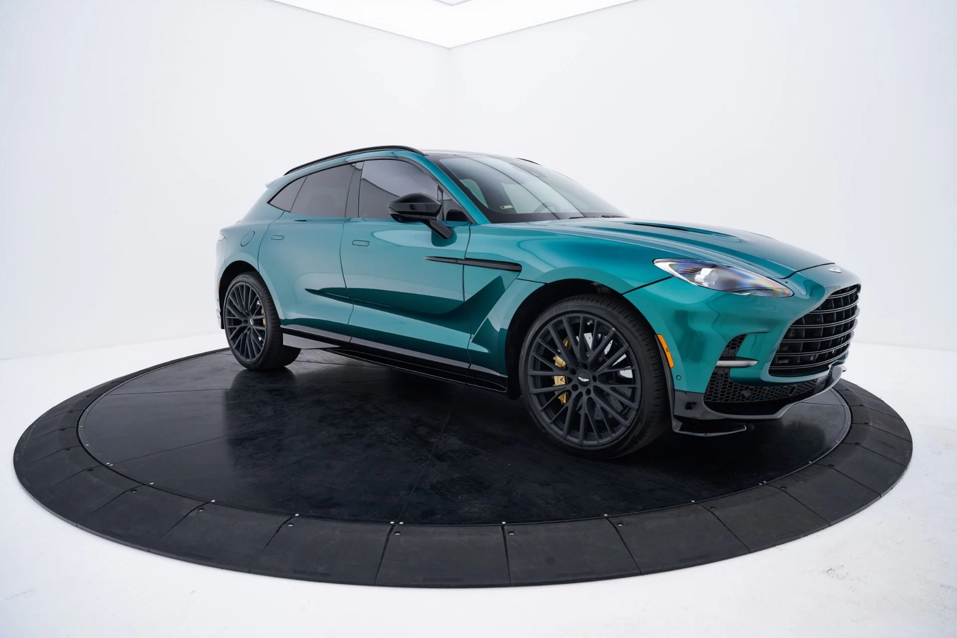 mph018_286205632_Used_2024_Aston_Martin_DBX_707_1793218303_11a178f22a