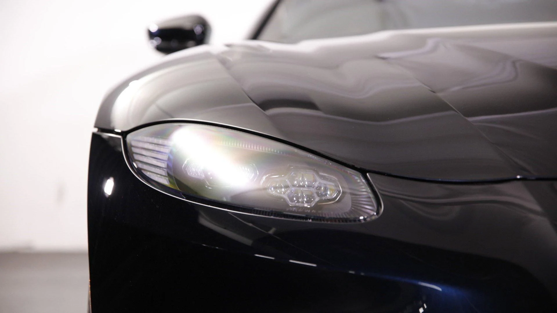 mph018_2867384106_Used_2023_Aston_Martin_Vantage_1698838102_8df3bb6d1e