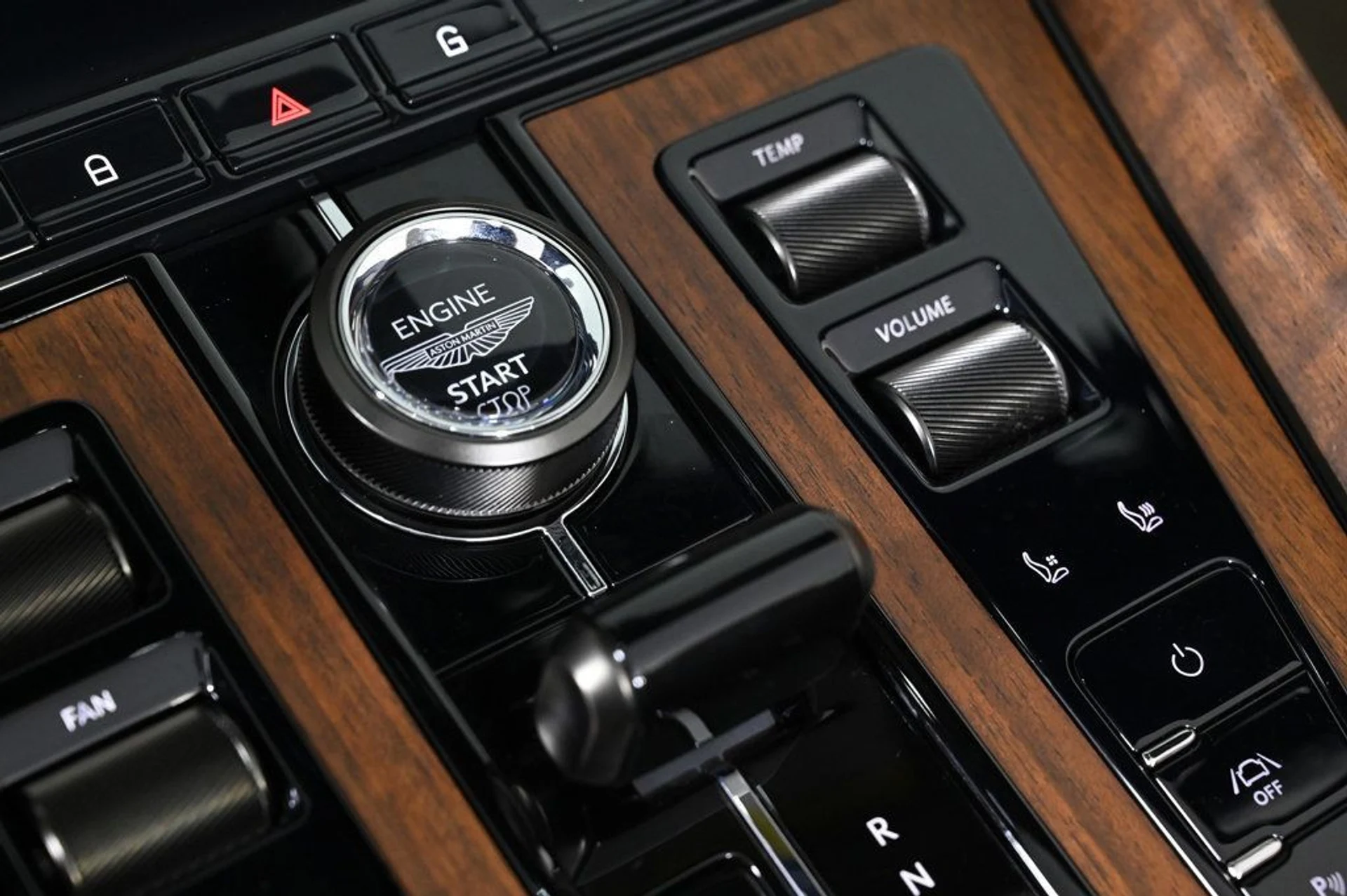 mph018_2878675405_used_2024_aston_martin_db12_volante_11350_22946063_18_1024_553901a397