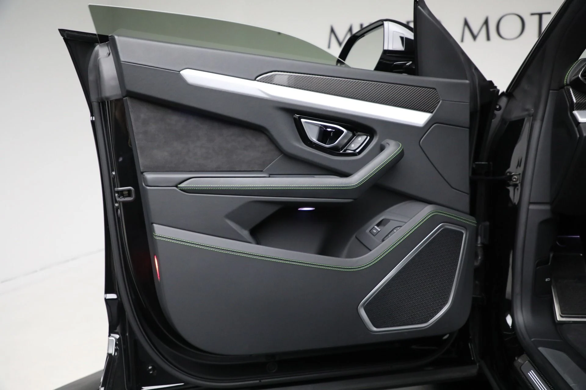 mph018_2894337535_Used_2022_Lamborghini_Urus_1761597990_473e780395