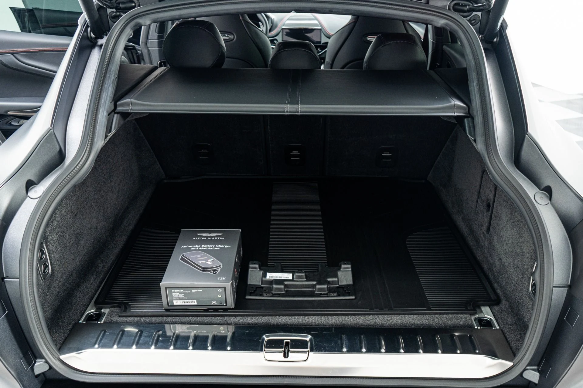 mph018_2912402051_Used_2025_Aston_Martin_DBX_707_23_Inch_Wheels_Factory_Matte_Paint_697_Horsepower_1774034848_fad97f2bdc