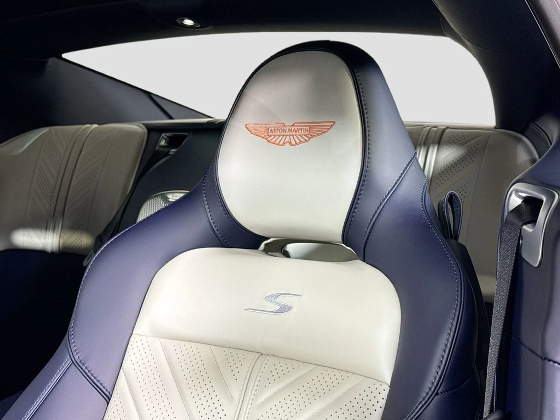 mph018_2928008755_new_2026_aston_martin_db12_11350_23038289_19_1024_4375ec44b6