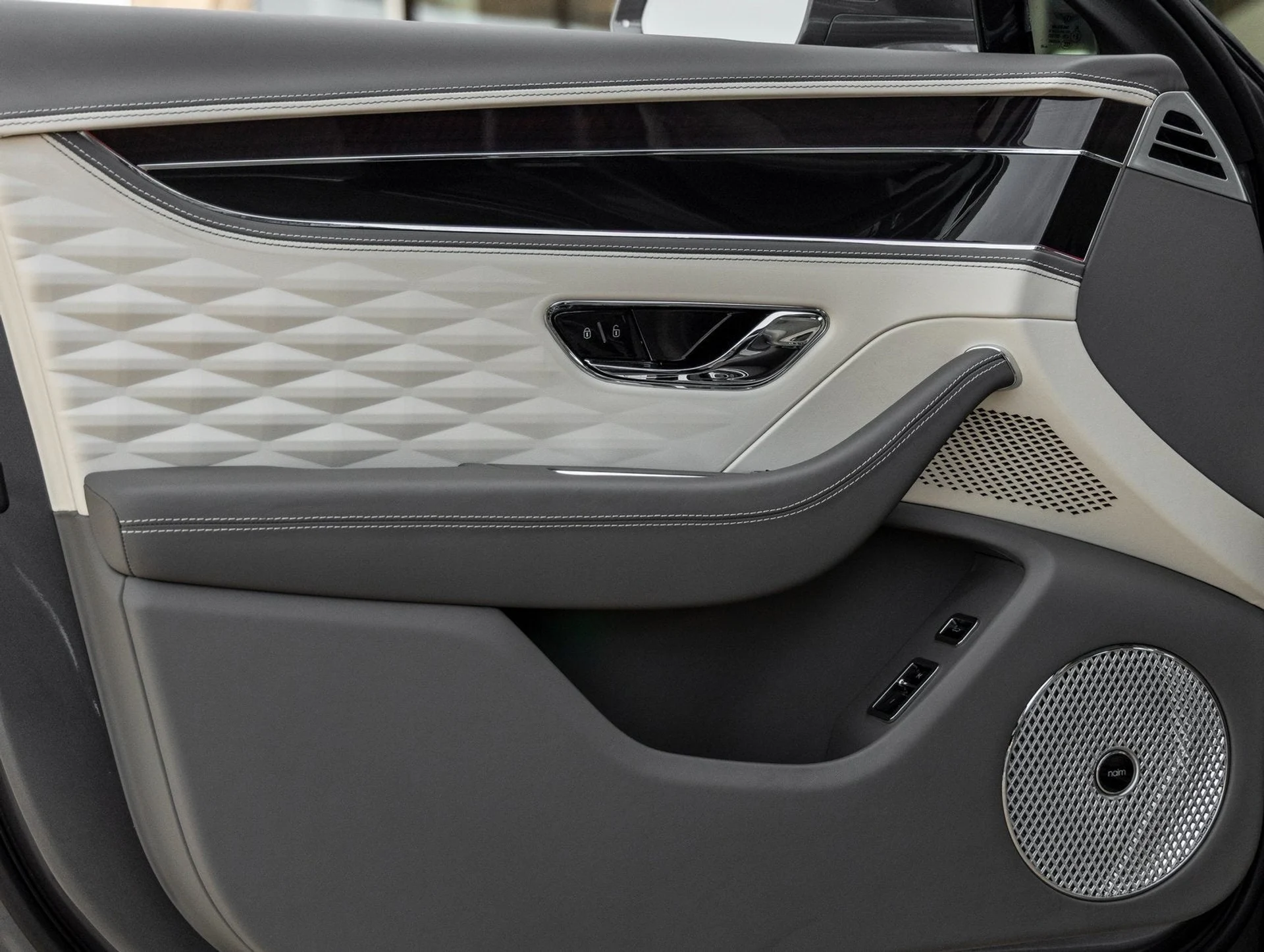 mph018_293512228_19_fb4931ac5c