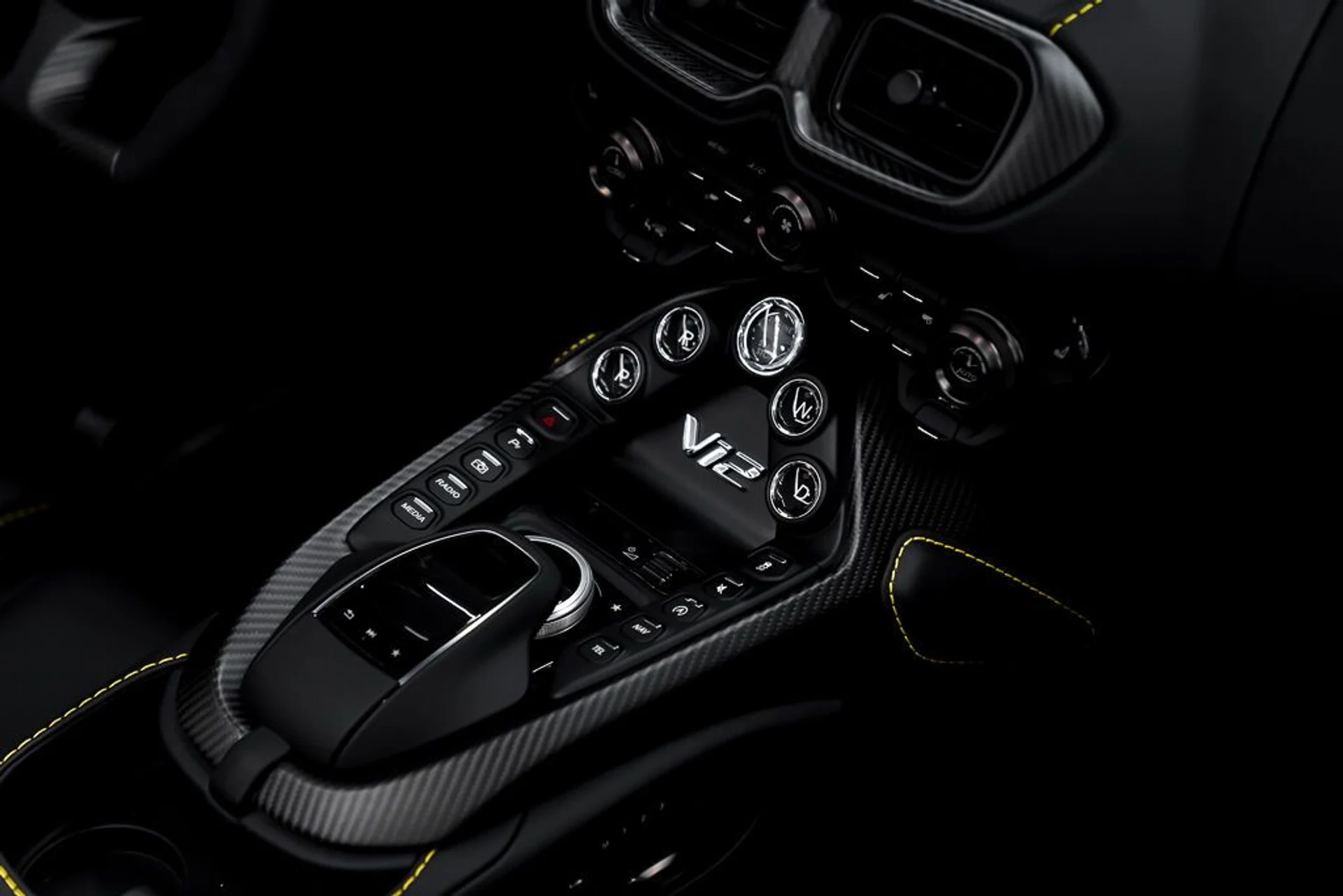 mph018_2949727260_aston_martin_vantage_2023_jpg_v_1758918548_f1c20916fe