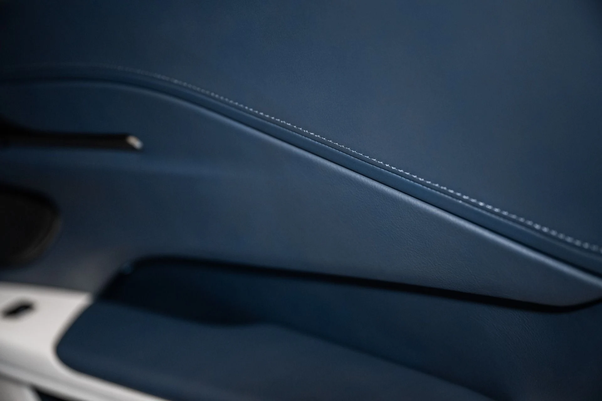 mph018_2998523944_Used_2025_Aston_Martin_Vantage_Coupe_1741617065_83a2a731c5