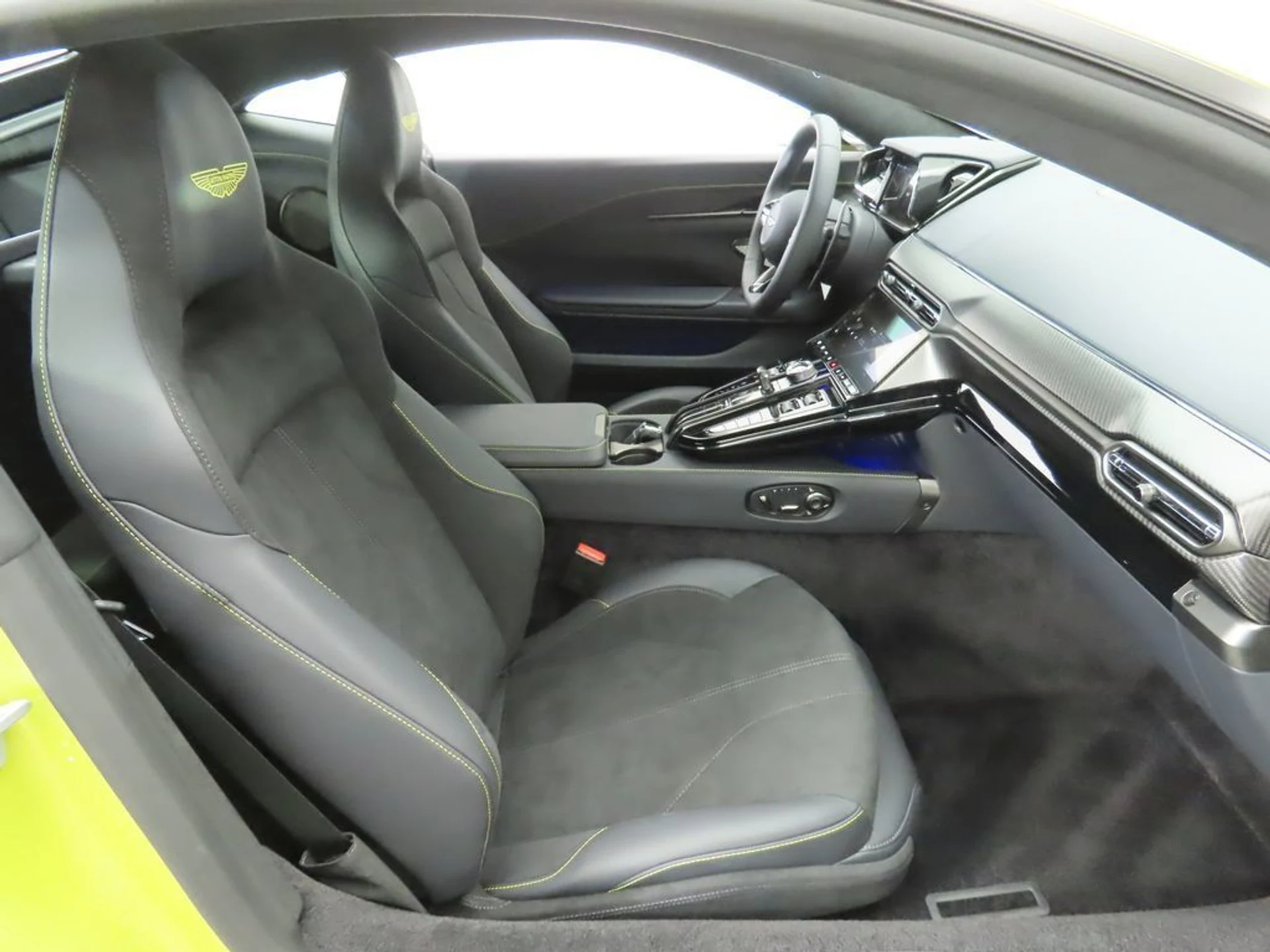 mph018_3044607915_used_2025_aston_martin_vantage_coupe_8119_22966347_19_1024_6429f315ba