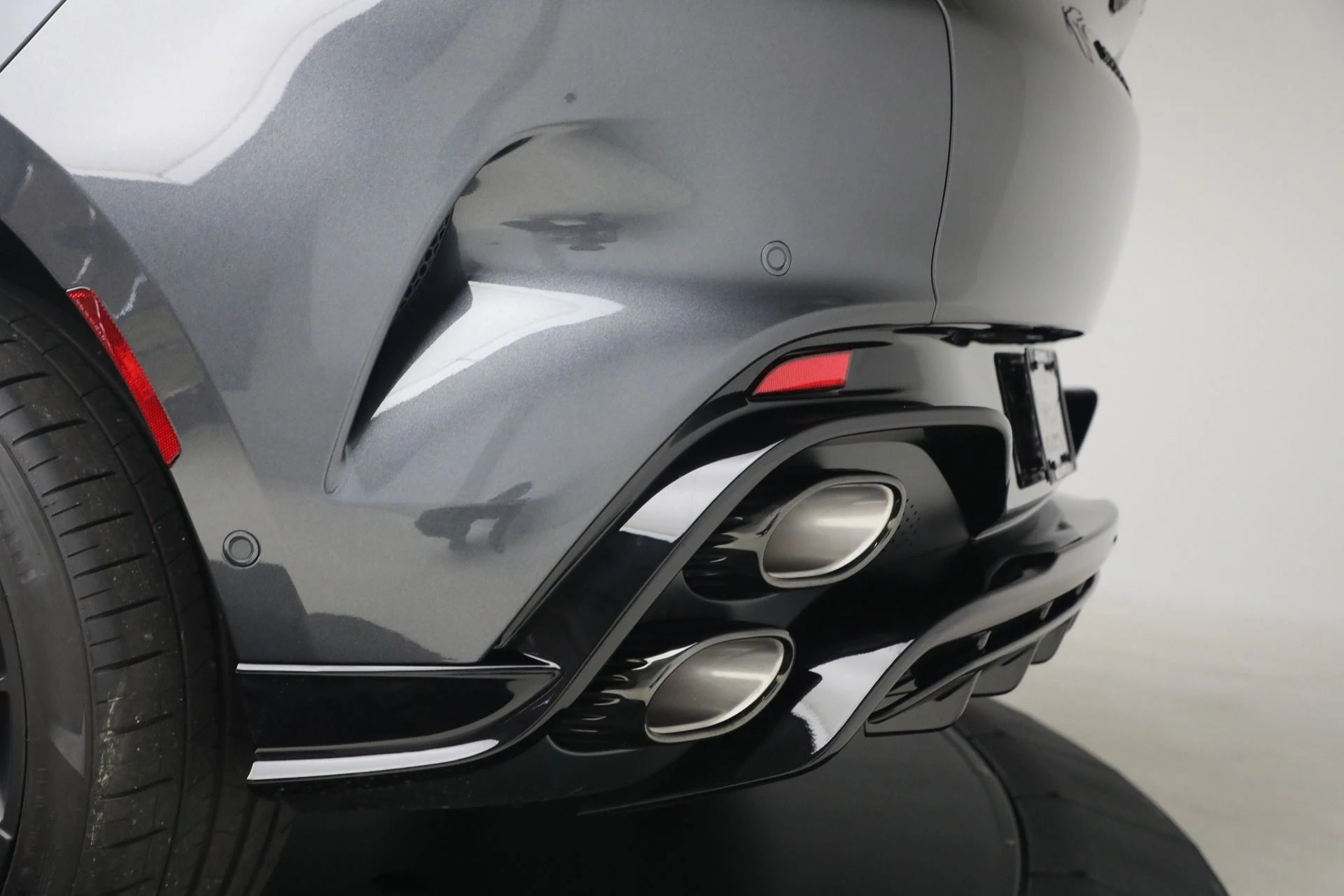 mph018_304663620_New_2026_Aston_Martin_DBX_S_1775590535_068ab93244