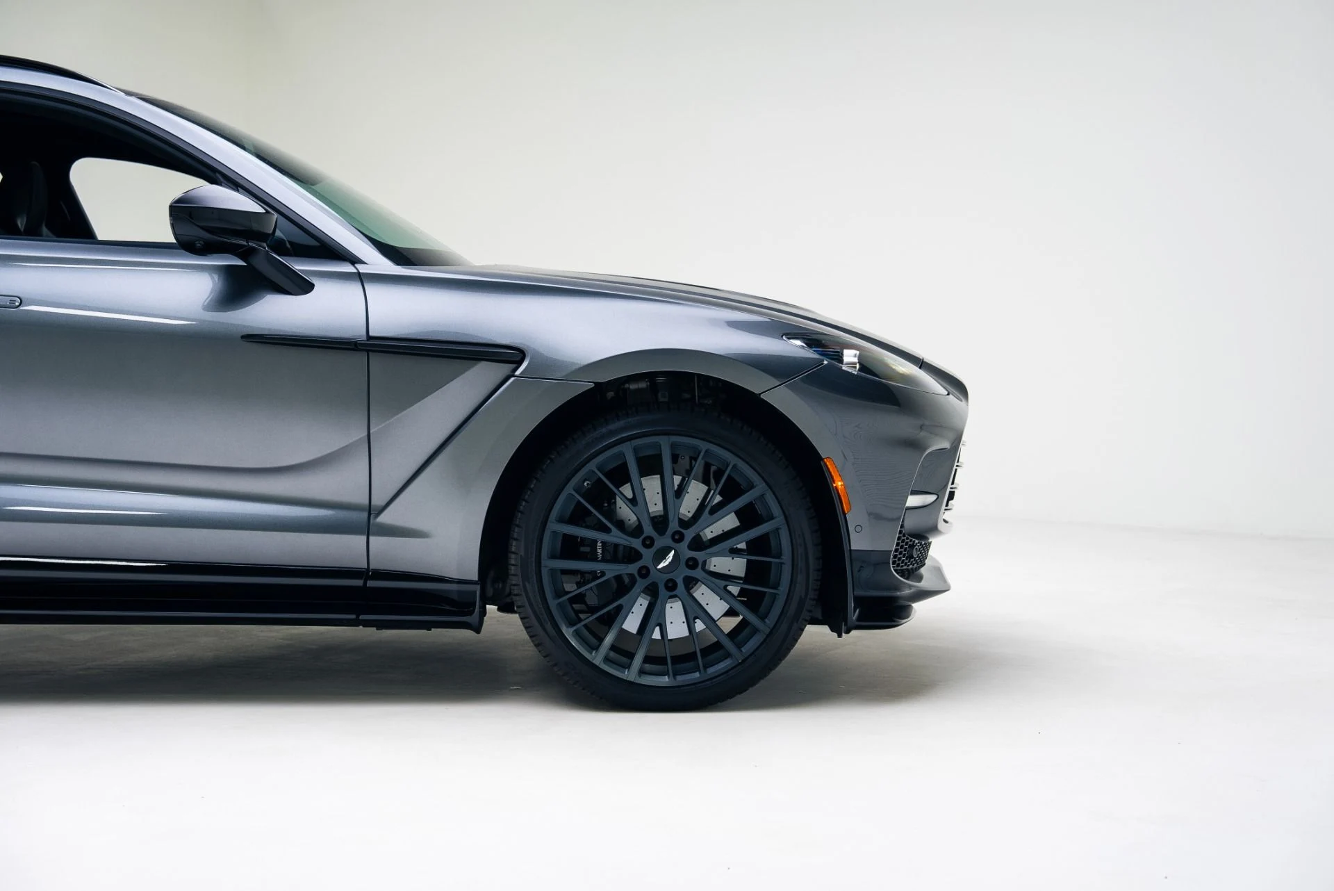 mph018_3070450351_Used_2023_Aston_Martin_DBX_707_1767147113_faa0844497