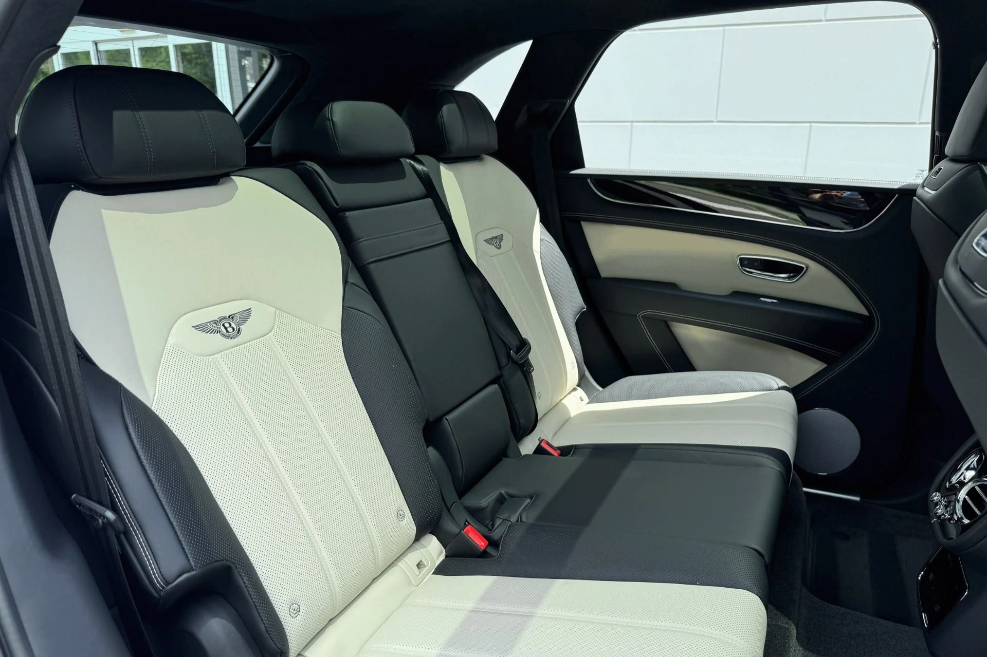 mph018_307262501_New_2025_Bentley_Bentayga_V8_1757940189_51538da599