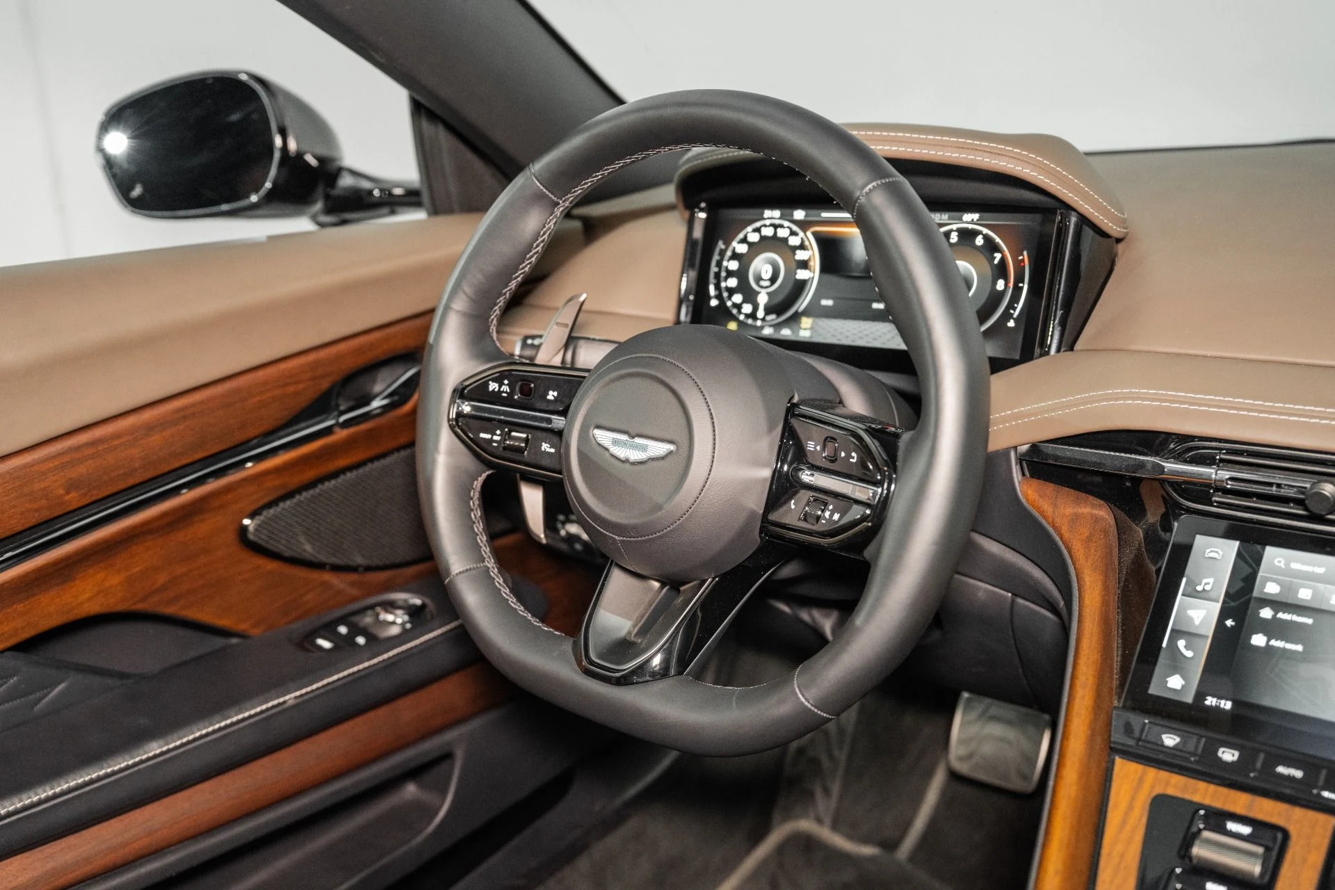 mph018_3073803702_New_2024_Aston_Martin_DB_12_V8_1761150102_925e2a1007