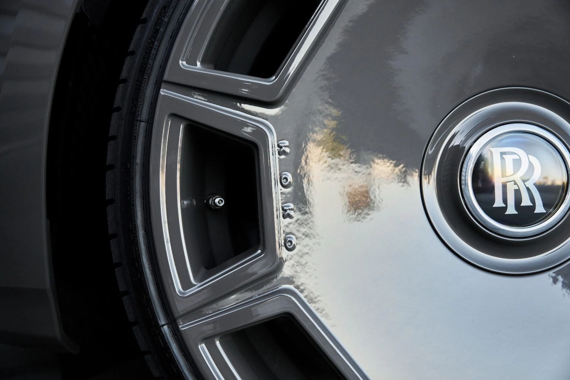 mph018_3083369091_Used_2025_Rolls_Royce_Ghost_Base_1770087413_03d316cae7