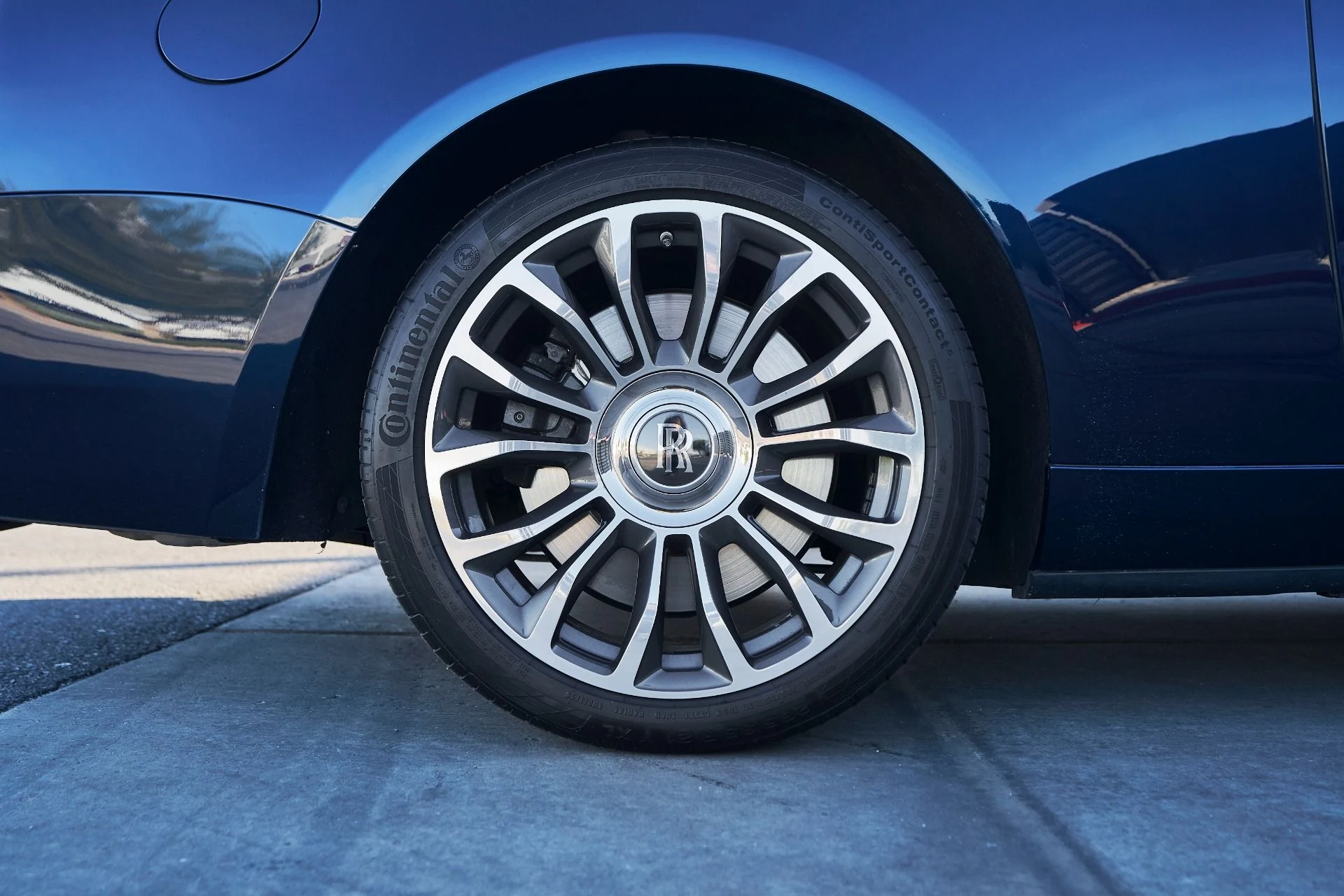 mph018_3093160712_Used_2018_Rolls_Royce_Dawn_1764124341_0d4840a76a