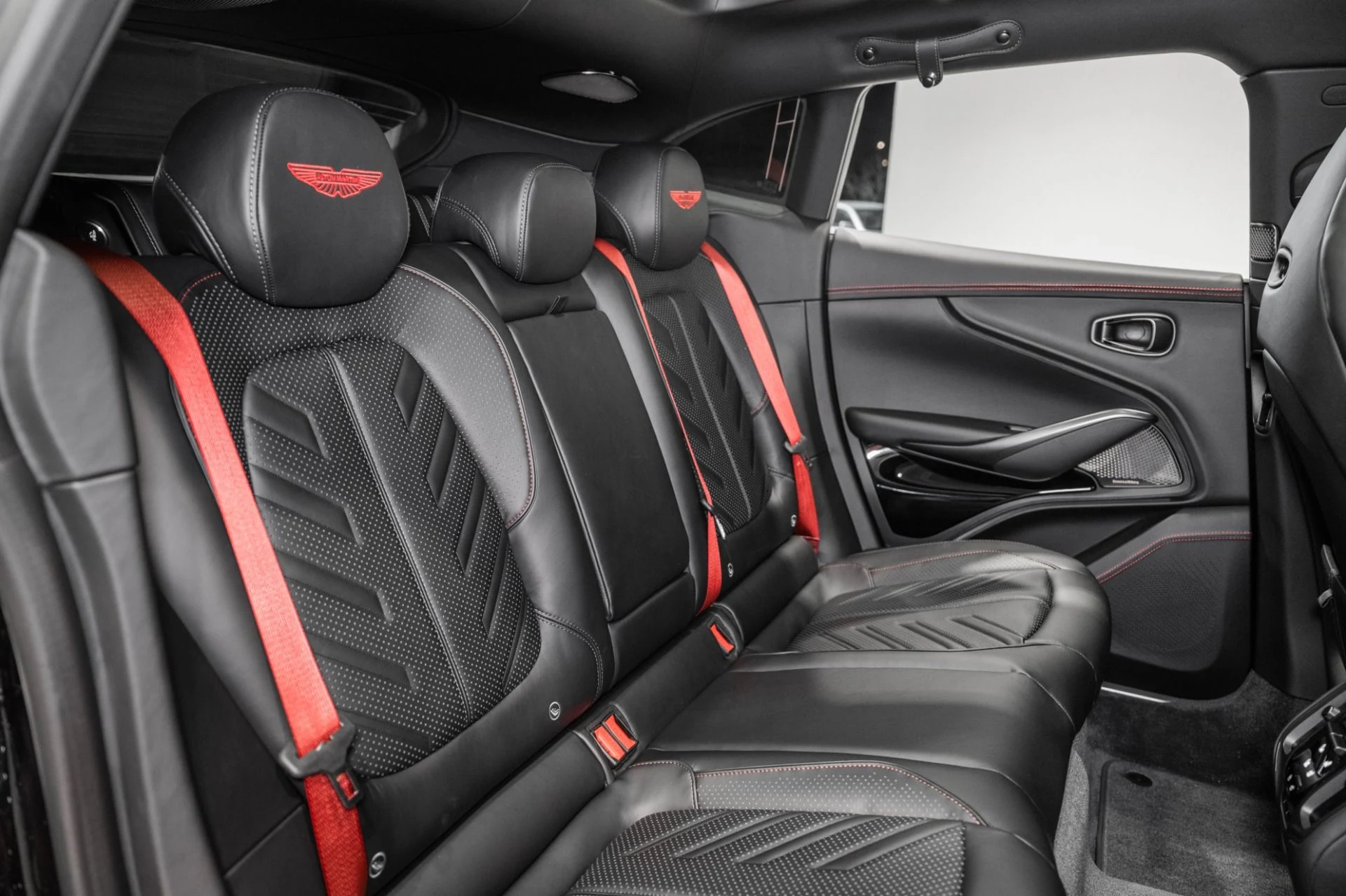 mph018_3113649470_New_2026_Aston_Martin_DBX_S_1765985660_6b7bb24be7