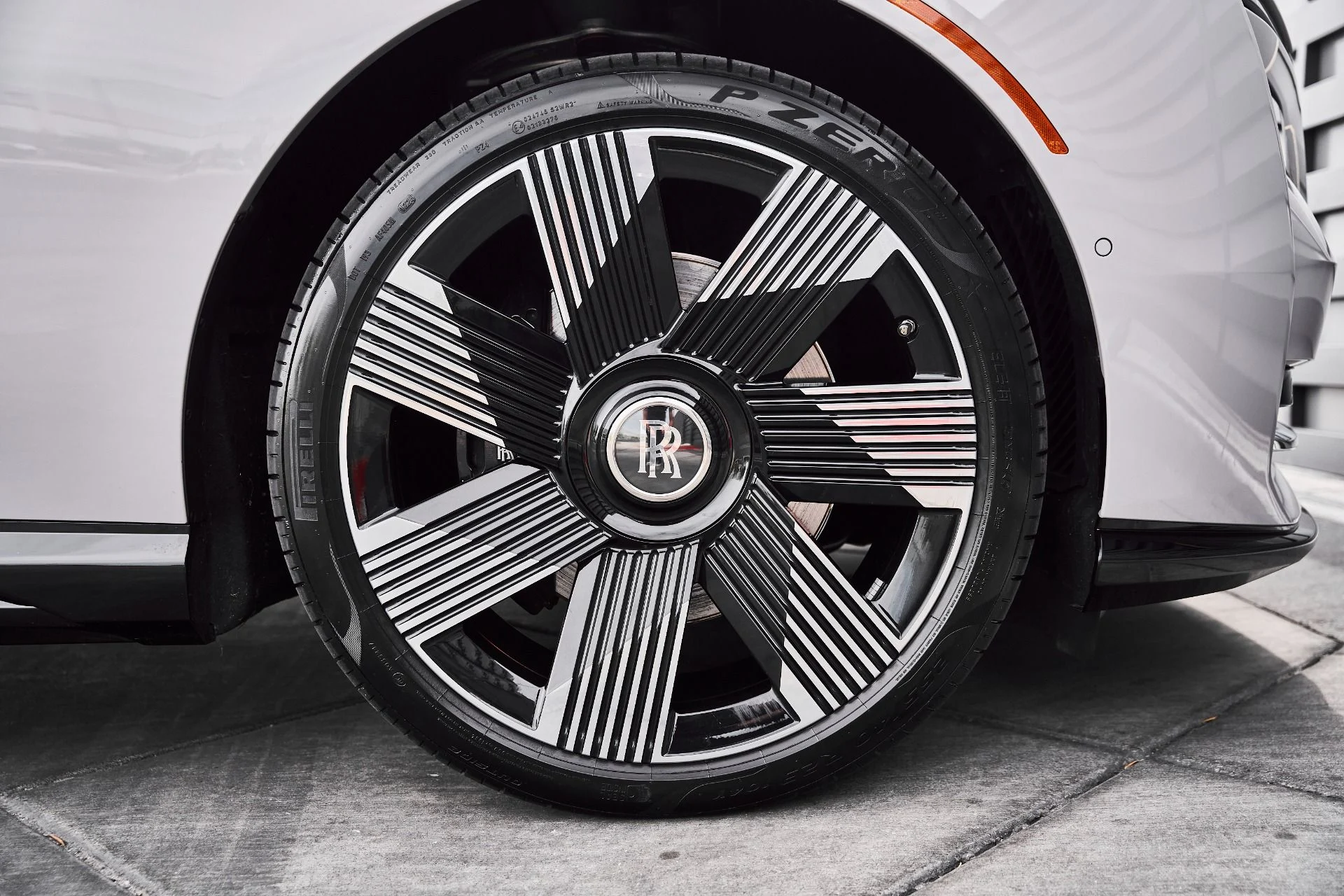 mph018_3114336547_Used_2025_Rolls_Royce_Spectre_Base_1775928257_700bc4fee5