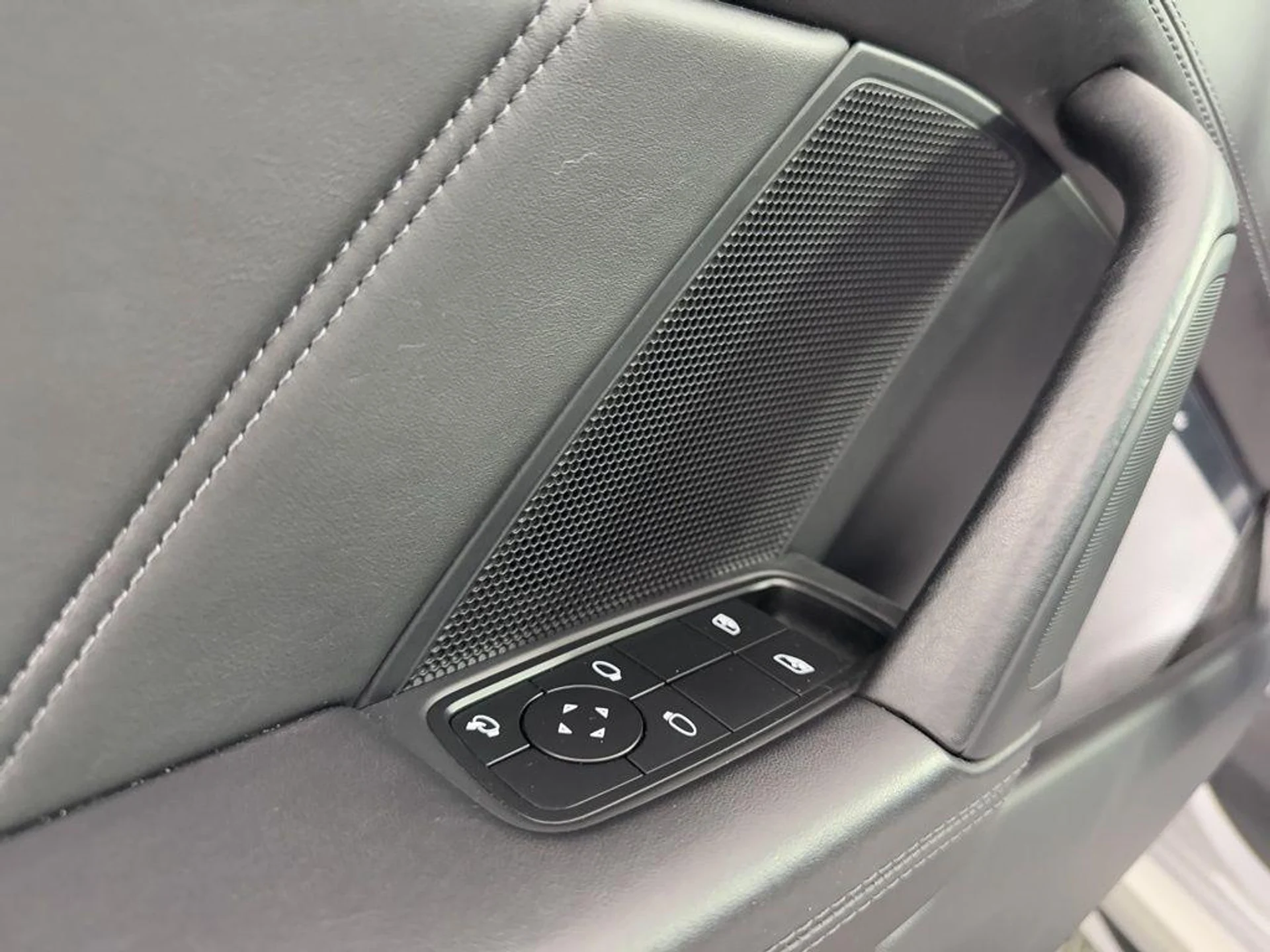 mph018_315219467_i_Fjg_BAOVZ_0z22tky_Q0a_M3z5_Sw_II_8540b252a9