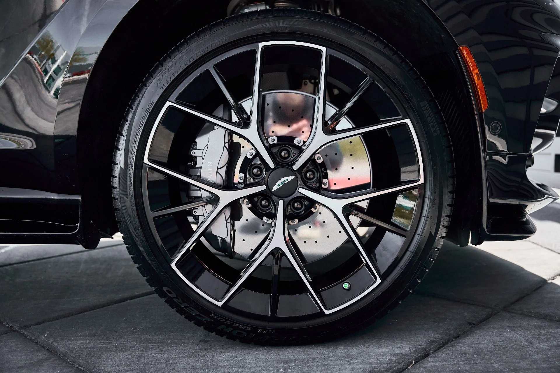 mph018_3159896002_Used_2025_Aston_Martin_DBX_707_1771642271_94e1fc98e8