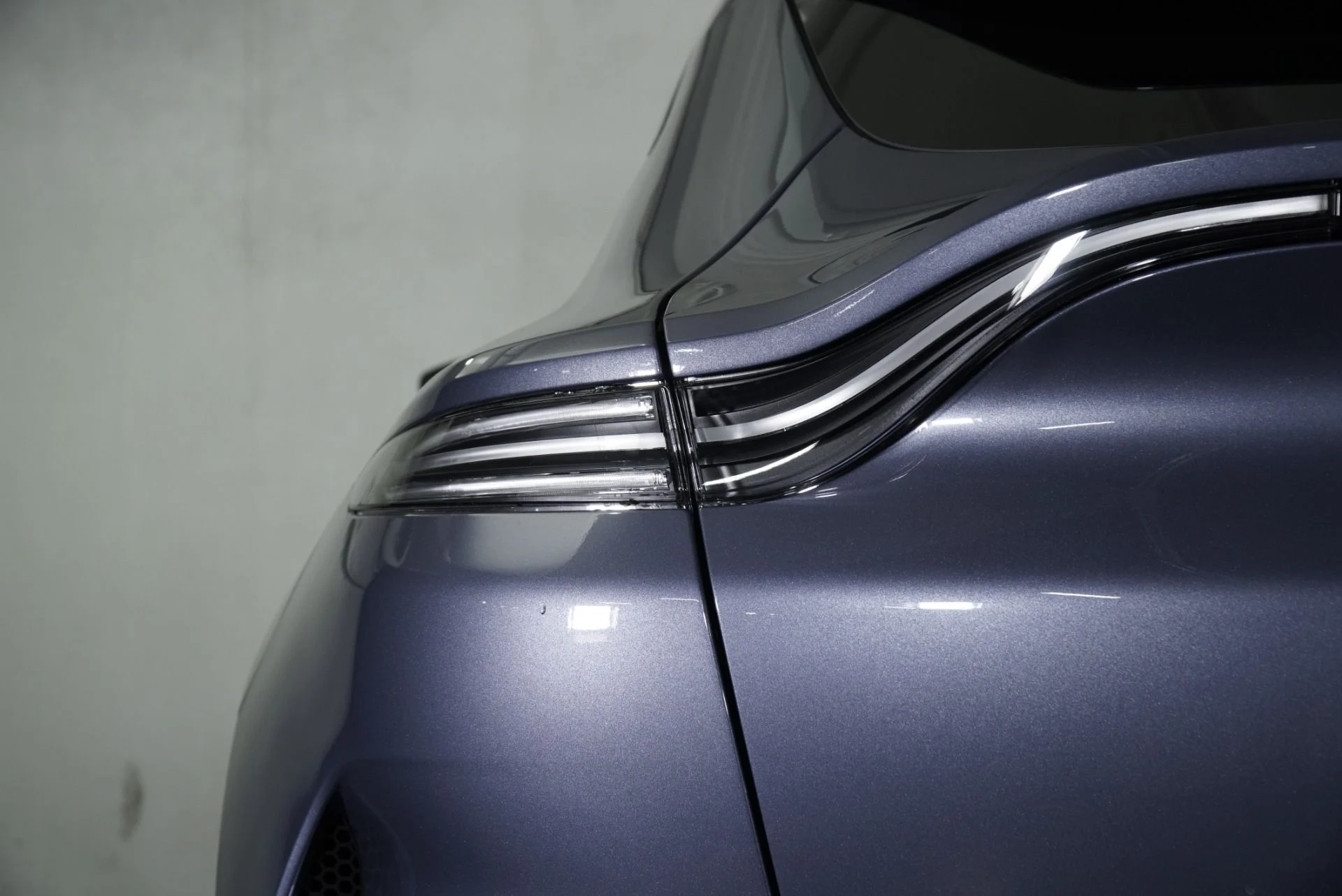 mph018_3194954959_New_2026_Aston_Martin_DBX_707_1765563110_e9d75d7567