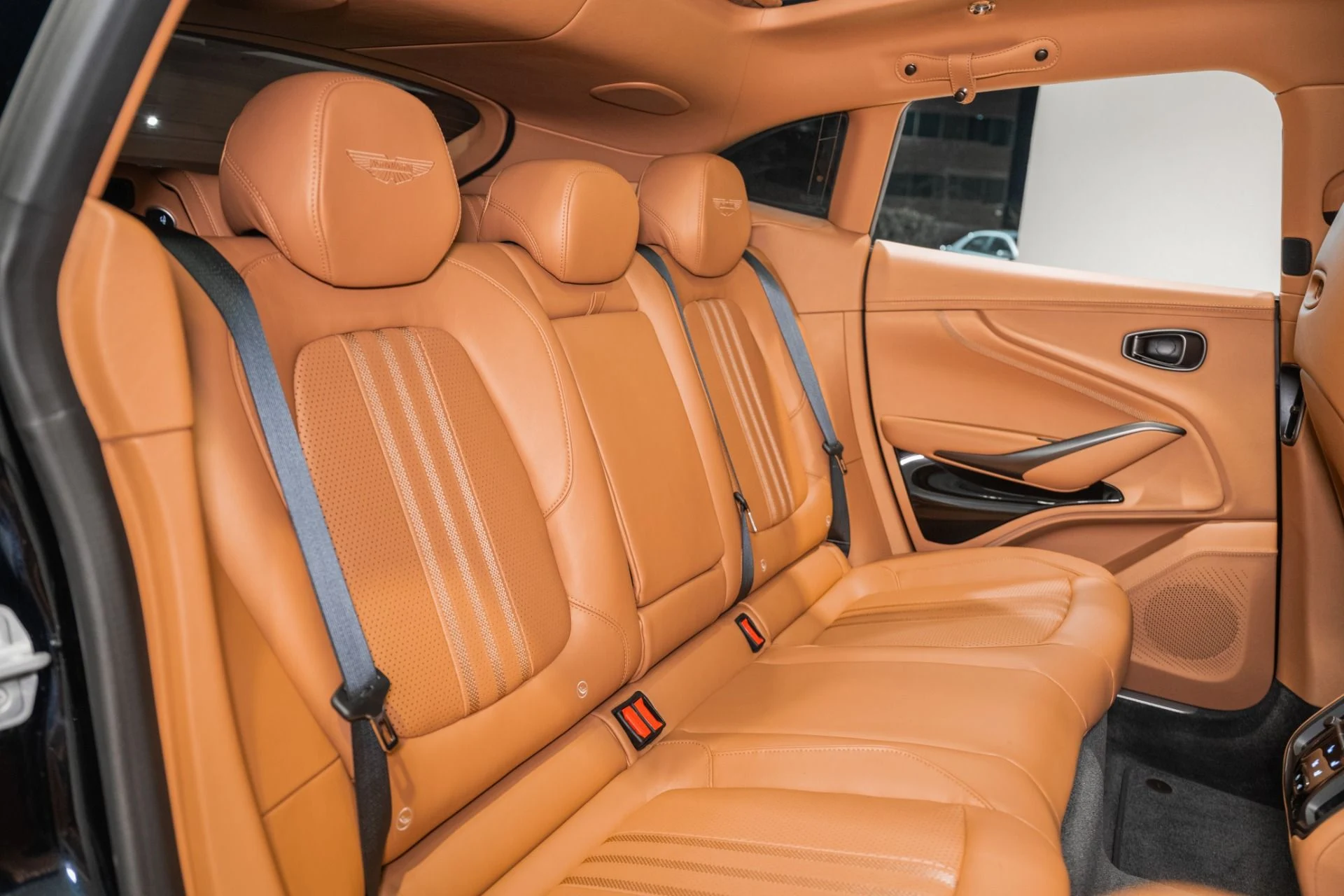 mph018_3204869718_New_2026_Aston_Martin_DBX_707_1765214112_be154b5e41