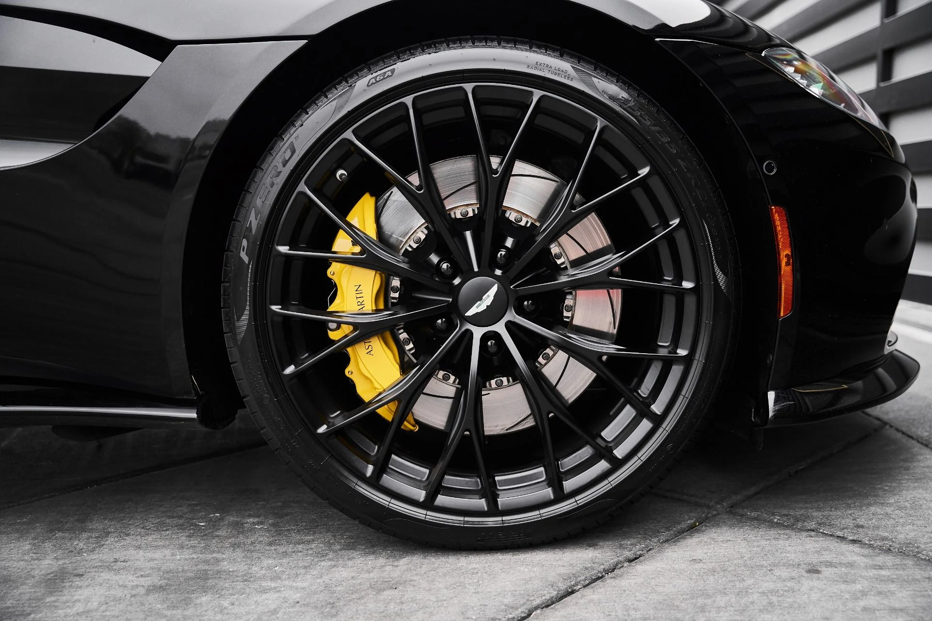 mph018_3240971048_Used_2023_Aston_Martin_Vantage_1775333311_dbbd8e7306