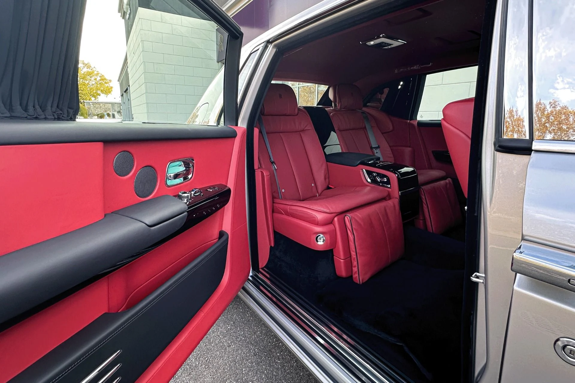 mph018_3249286614_Used_2022_Rolls_Royce_Phantom_EWB_1762892452_159cf15608