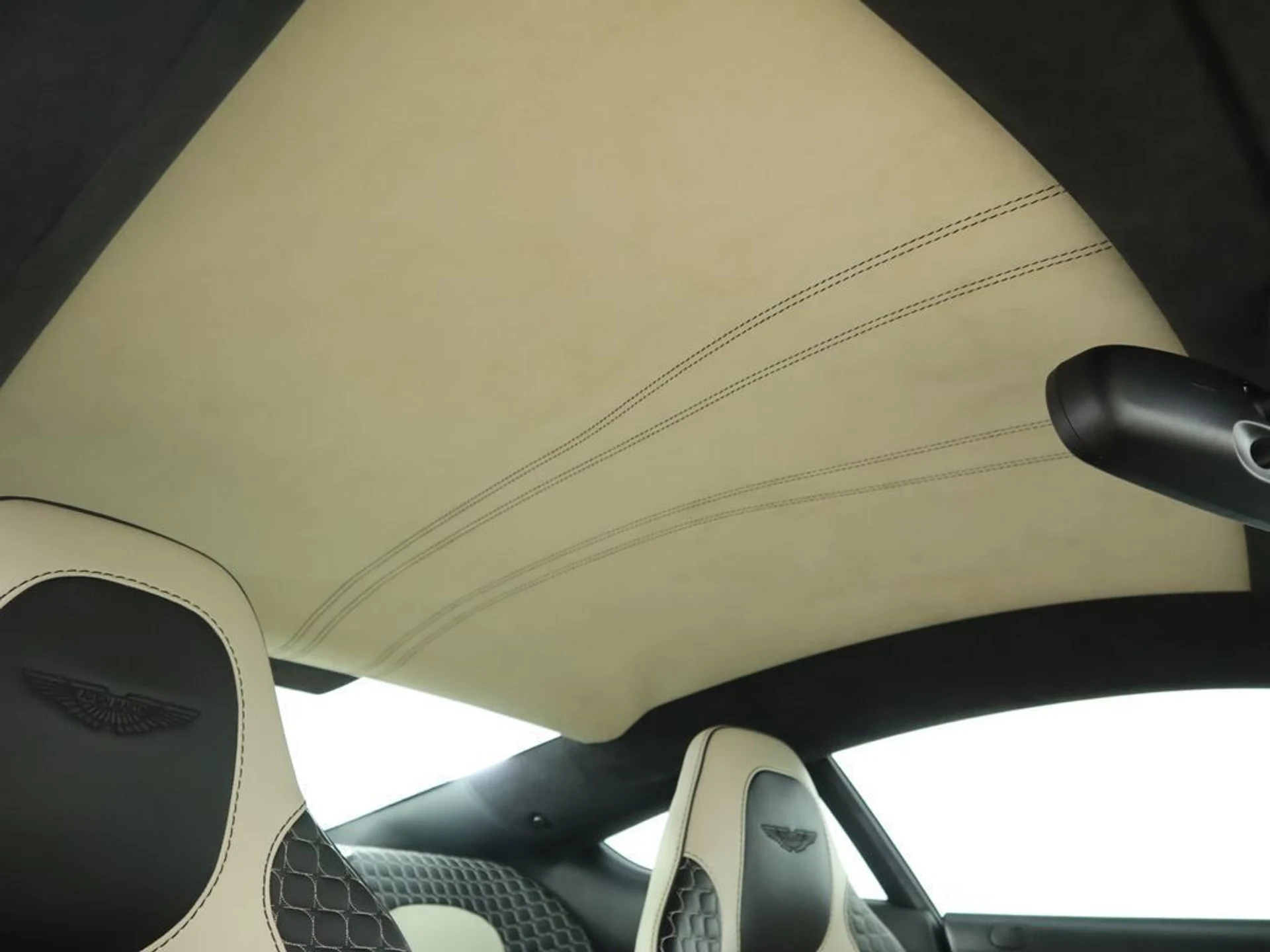 mph018_3269929330_used_2015_aston_martin_vanquish_2drcoupe_8119_22944423_19_1024_2bfab402d9