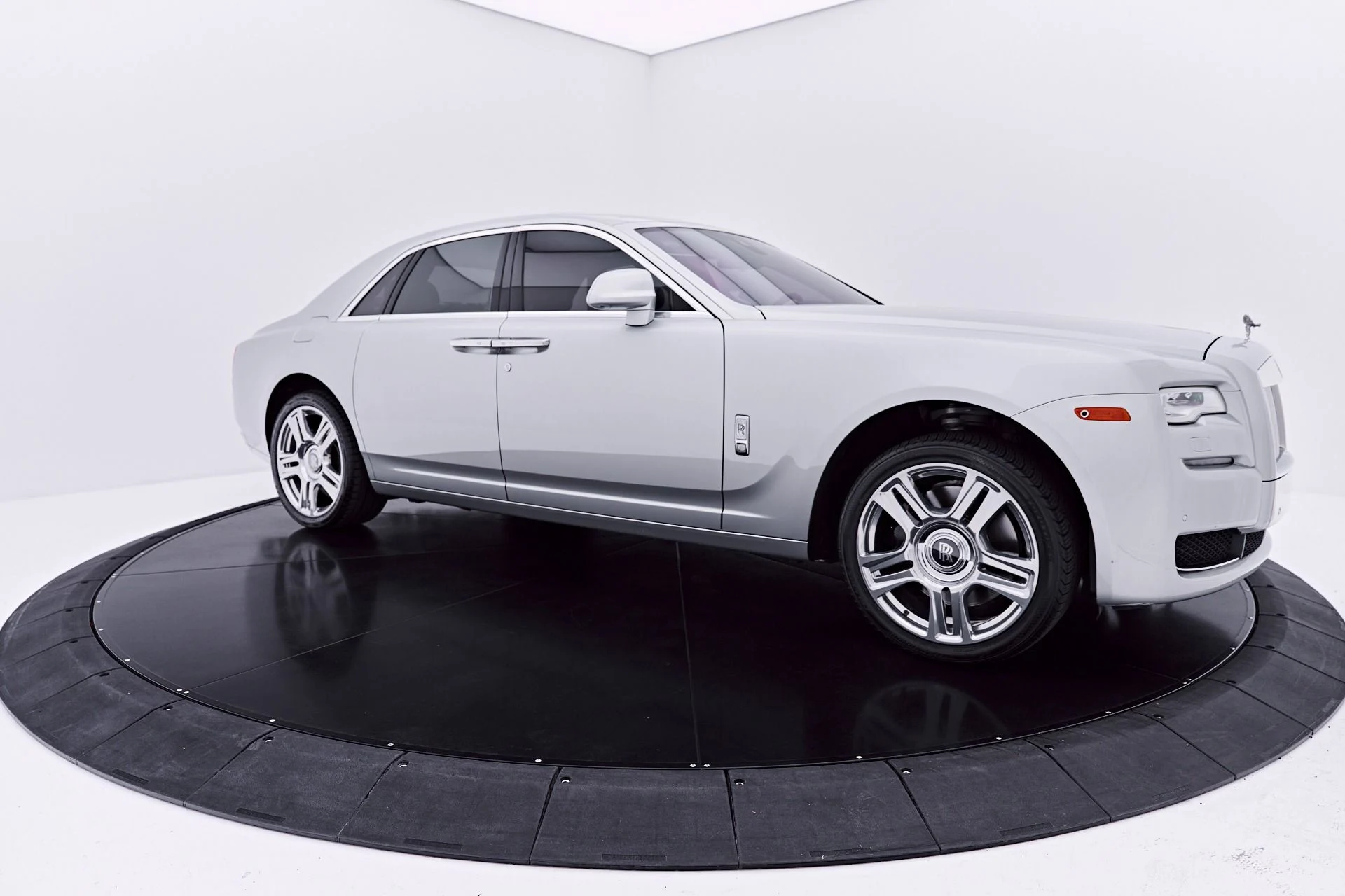 mph018_3289031670_Used_2015_Rolls_Royce_Ghost_Base_1783648148_ec080f62b7