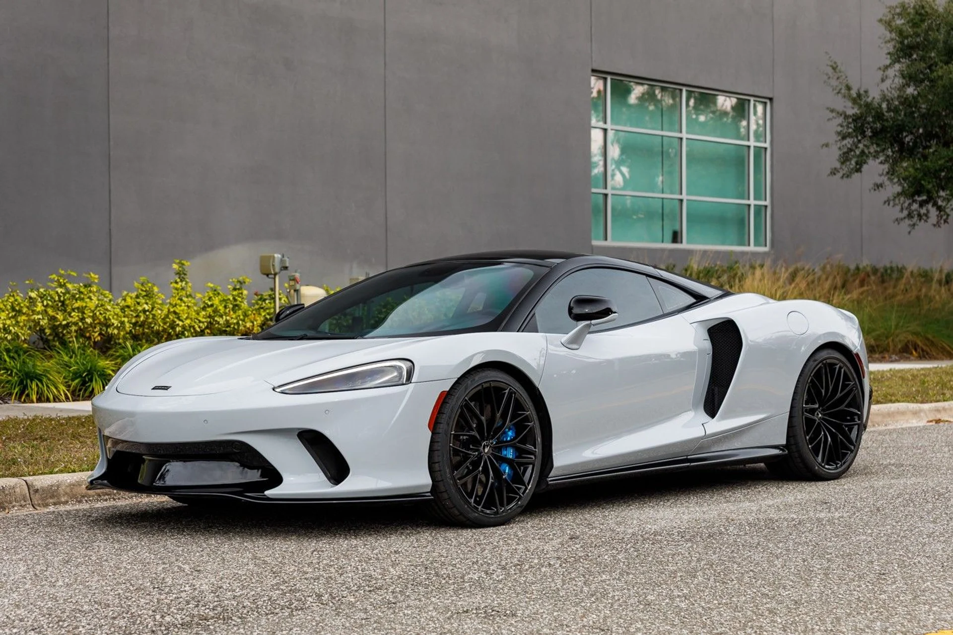 mph018_32908402_642_p19_l_7213a975dc