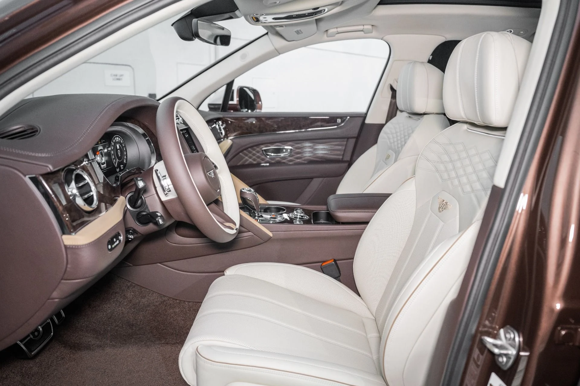 mph018_3291097359_Used_2025_Bentley_Bentayga_EWB_Mulliner_1762964457_441129abe7