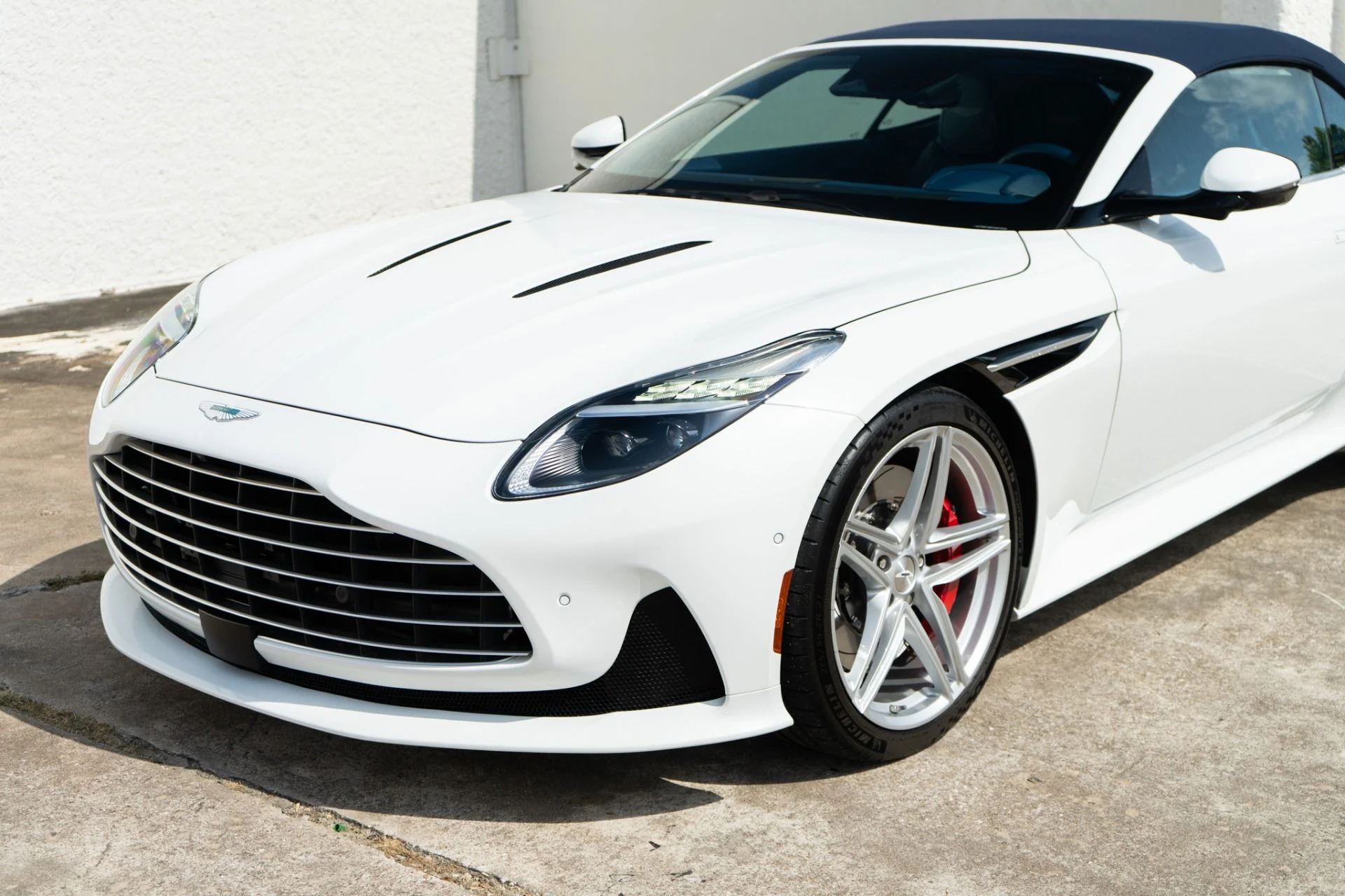 mph018_3306101170_Used_2025_Aston_Martin_DB_12_Volante_1785884214_05d1abab02