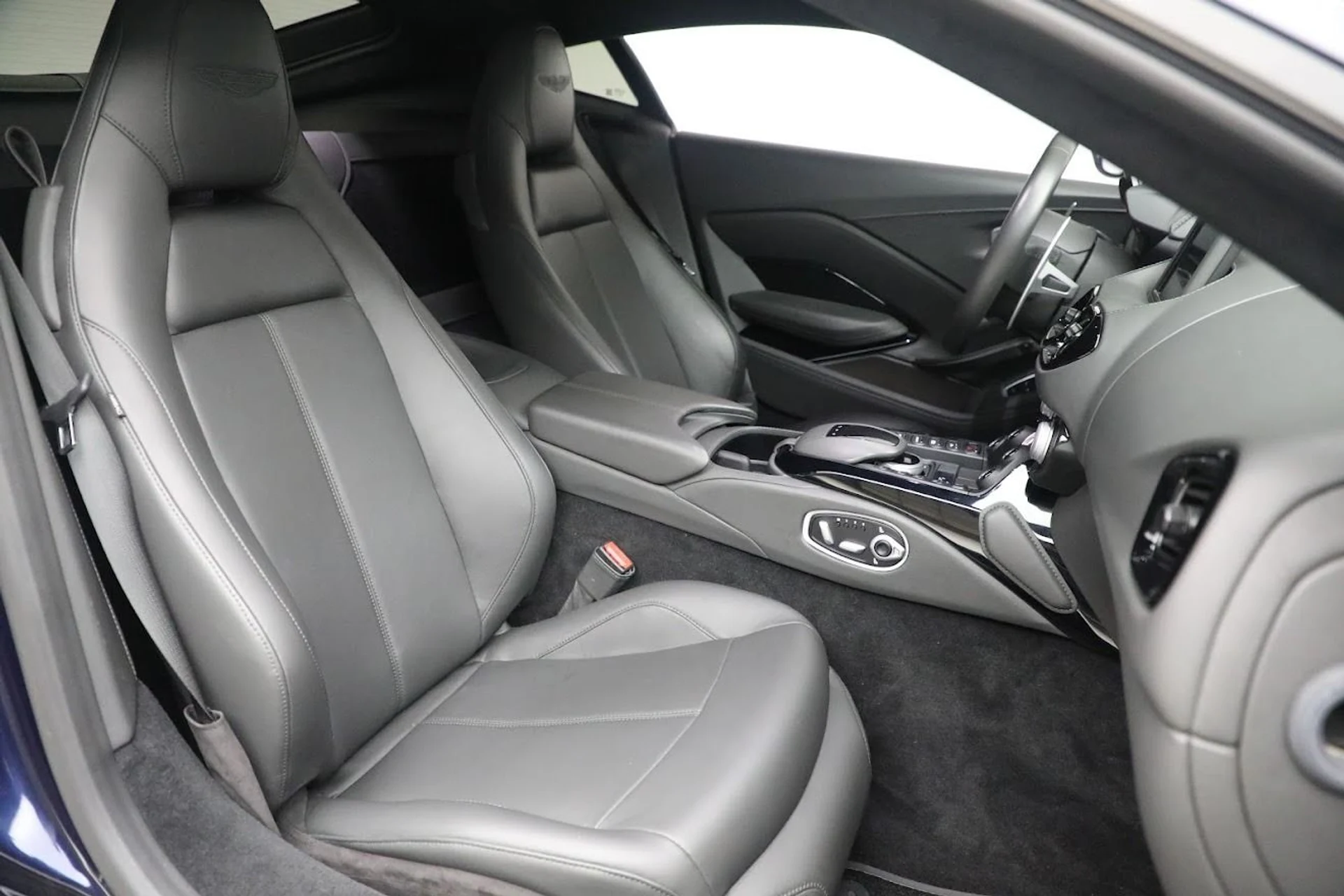 mph018_3323145145_Used_2020_Aston_Martin_Vantage_1642280787_736250688f