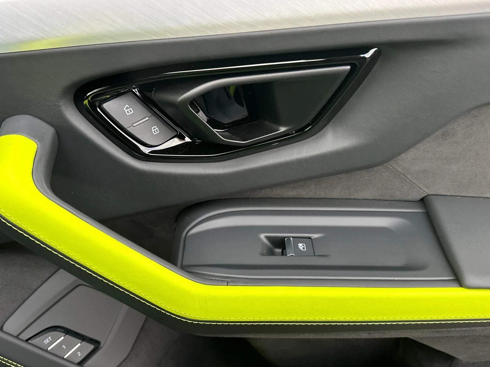 mph018_333786263_New_2025_Lamborghini_Urus_SE_1762960328_f1f7357bca