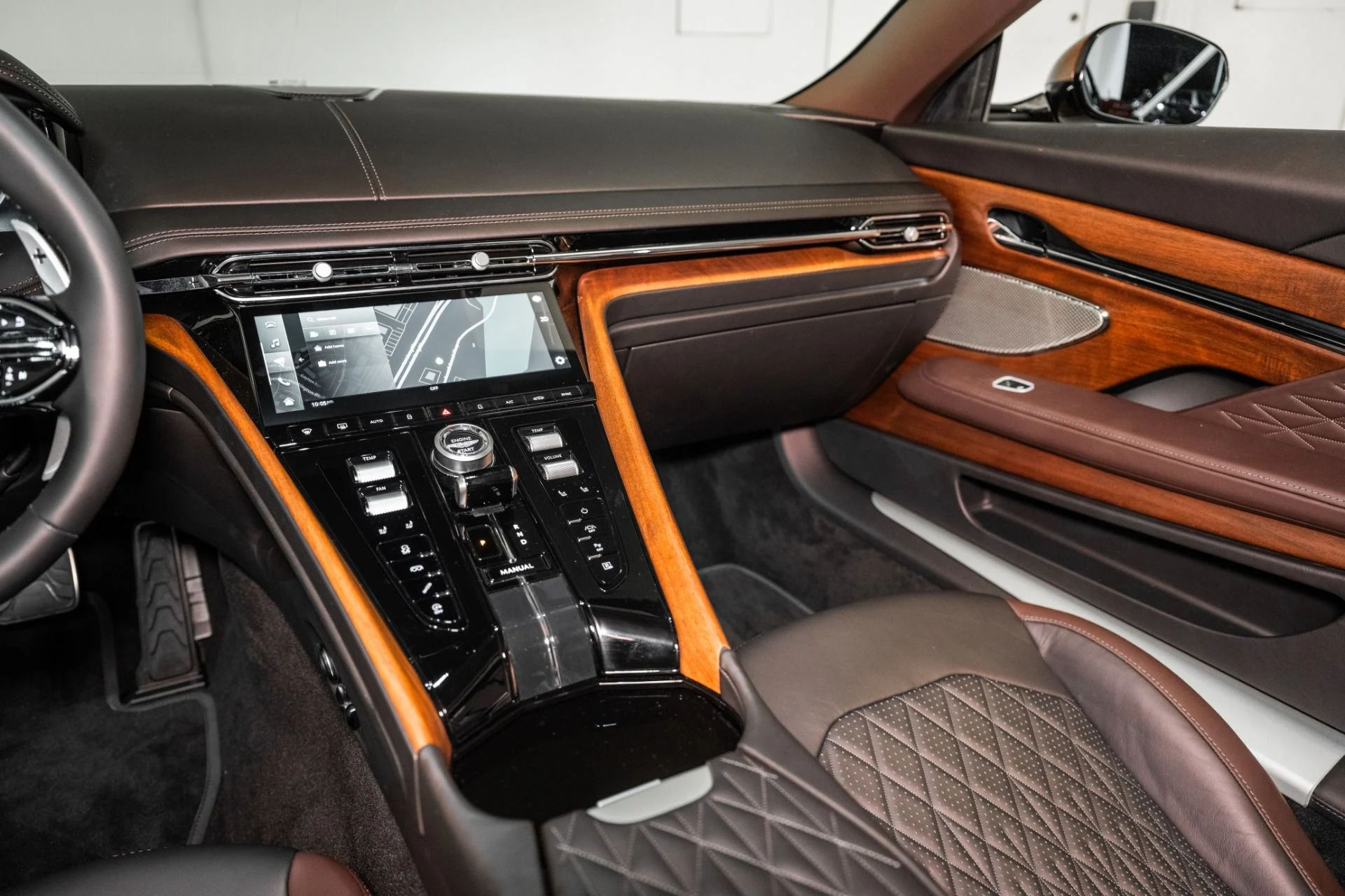 mph018_334647088_Used_2025_Aston_Martin_DB_12_Coupe_1748960287_d5bc5ebd85