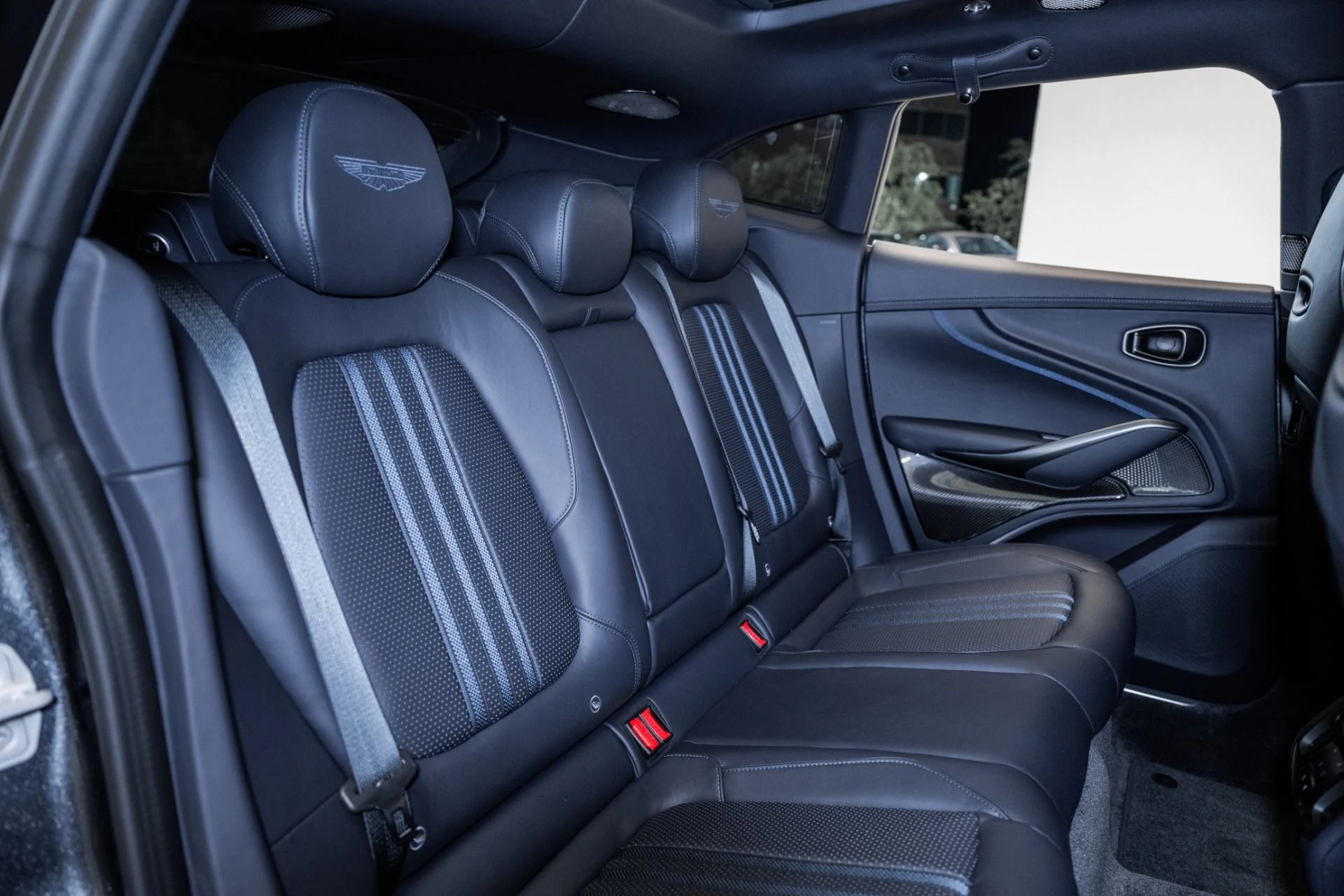 mph018_3352527989_Used_2025_Aston_Martin_DBX_707_1754709382_b700270fd9