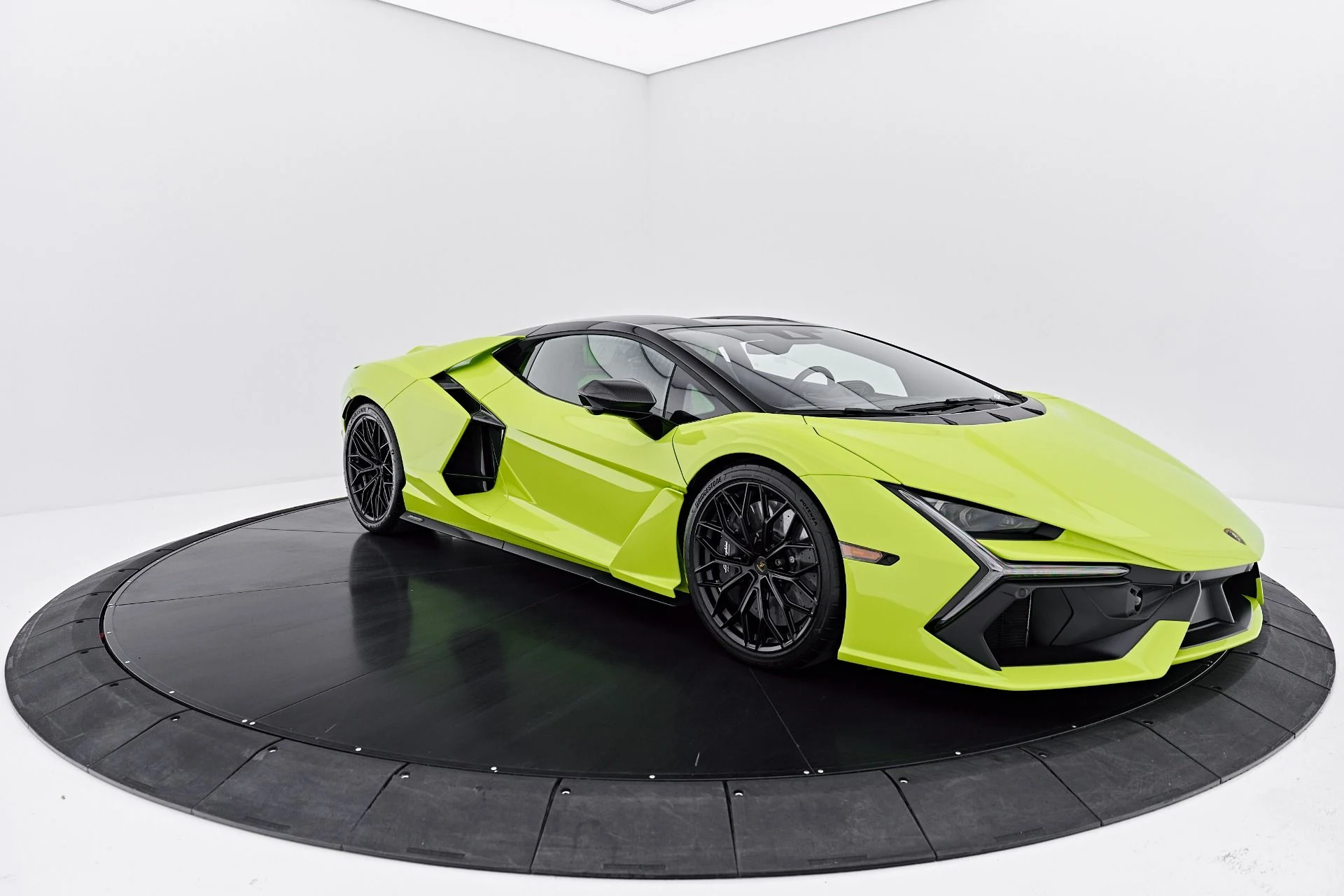 mph018_33530410_Used_2026_Lamborghini_Revuelto_Base_1788485608_4a62546151