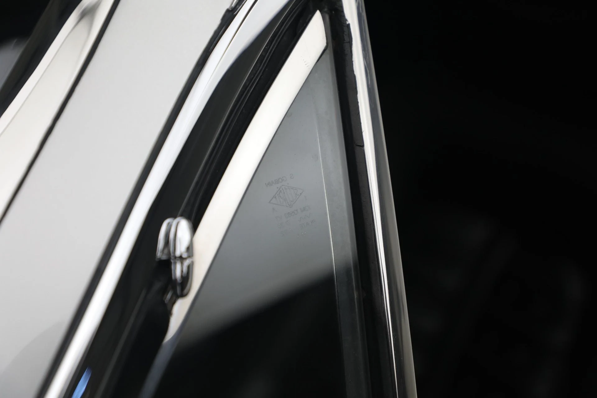 mph018_3355879257_Used_1971_Ferrari_365_GTB_4_Daytona_1770668334_b73b30777a