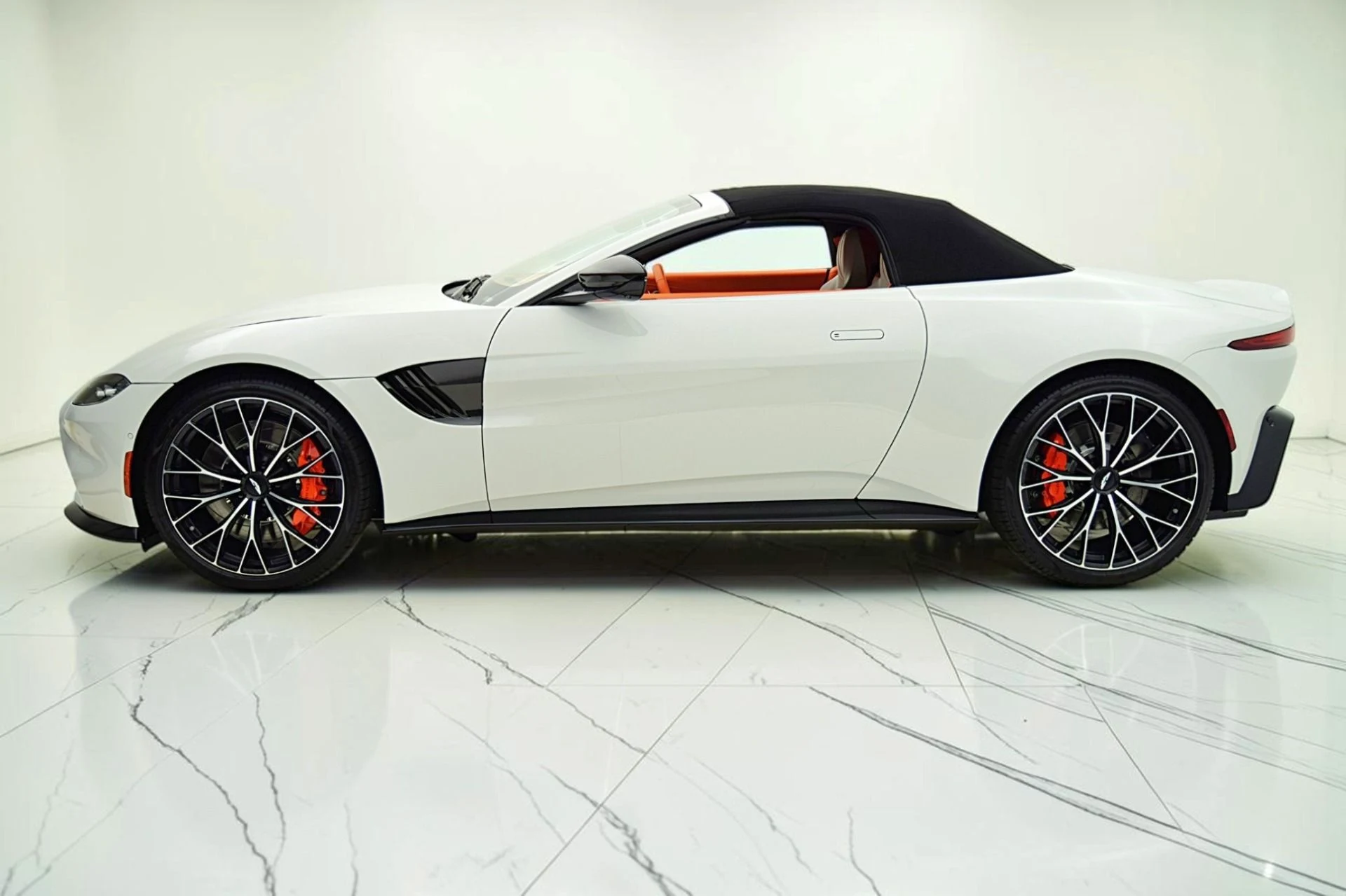 mph018_3368021179_Used_2023_Aston_Martin_Vantage_Roadster_a14b85b9f9