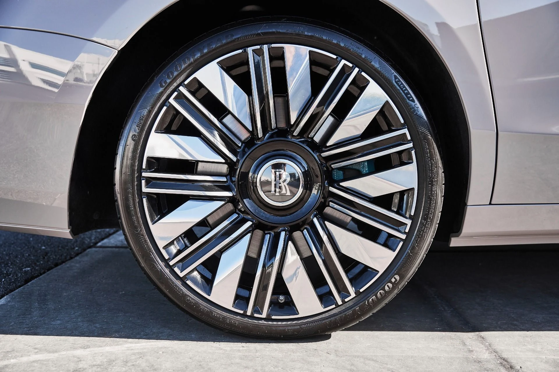 mph018_3379632096_Used_2025_Rolls_Royce_Ghost_Base_1780623255_f9fa6c25a2