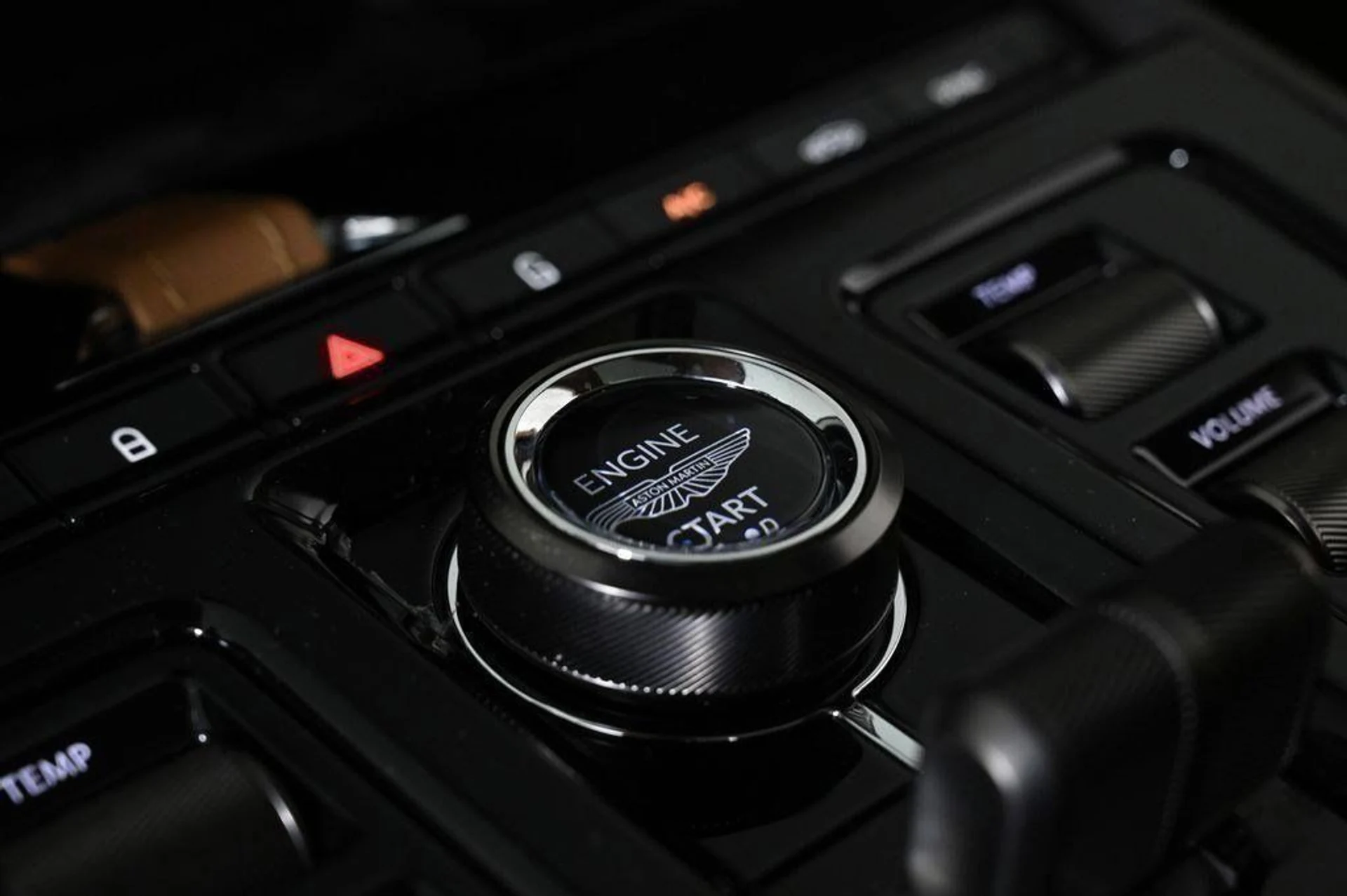 mph018_3382745406_new_2025_aston_martin_dbx_707awd_11350_22854869_18_1024_c0a745fe10