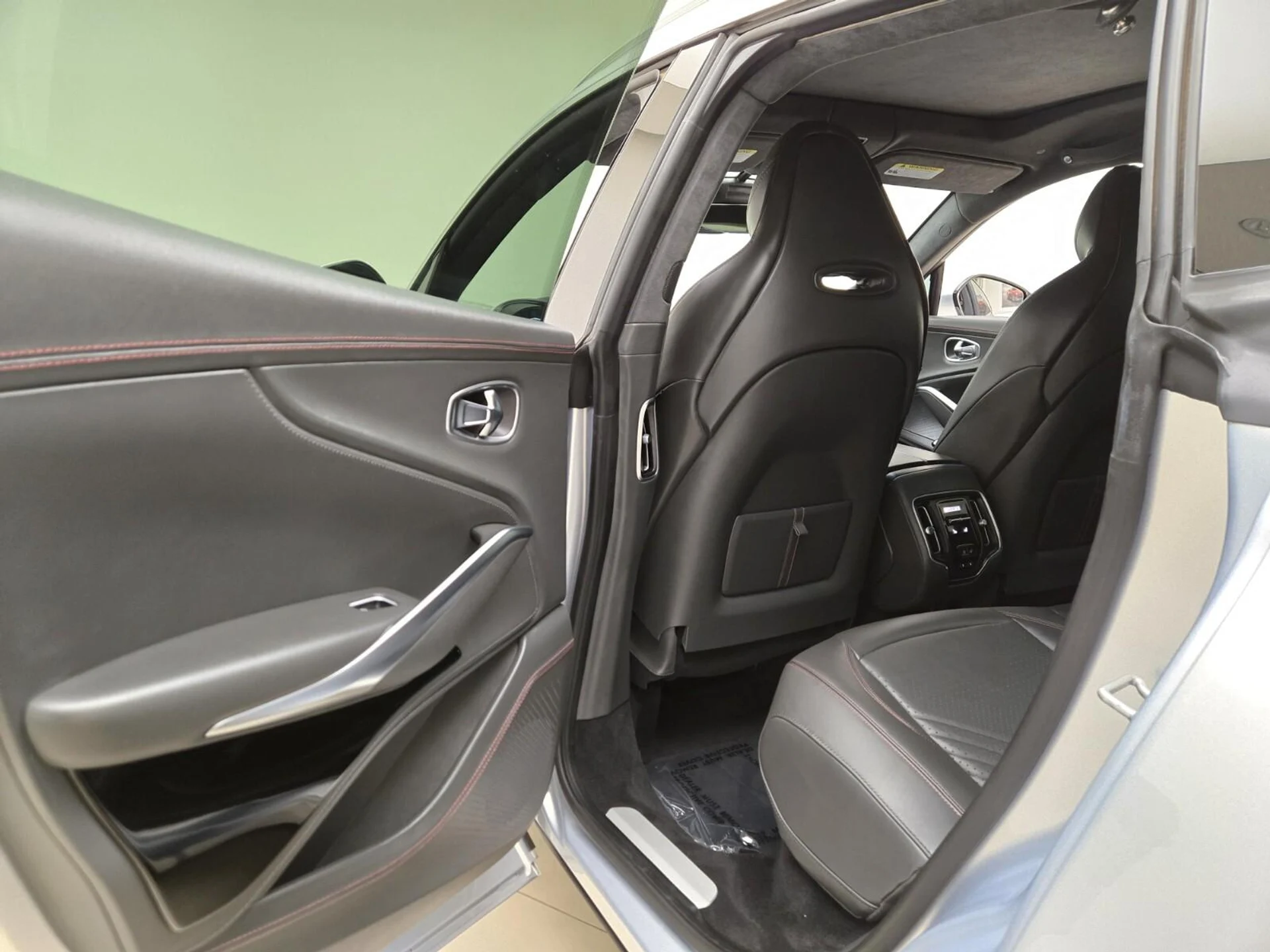 mph018_3384166784_Used_2024_Aston_Martin_DBX_1777355466_7605b79840