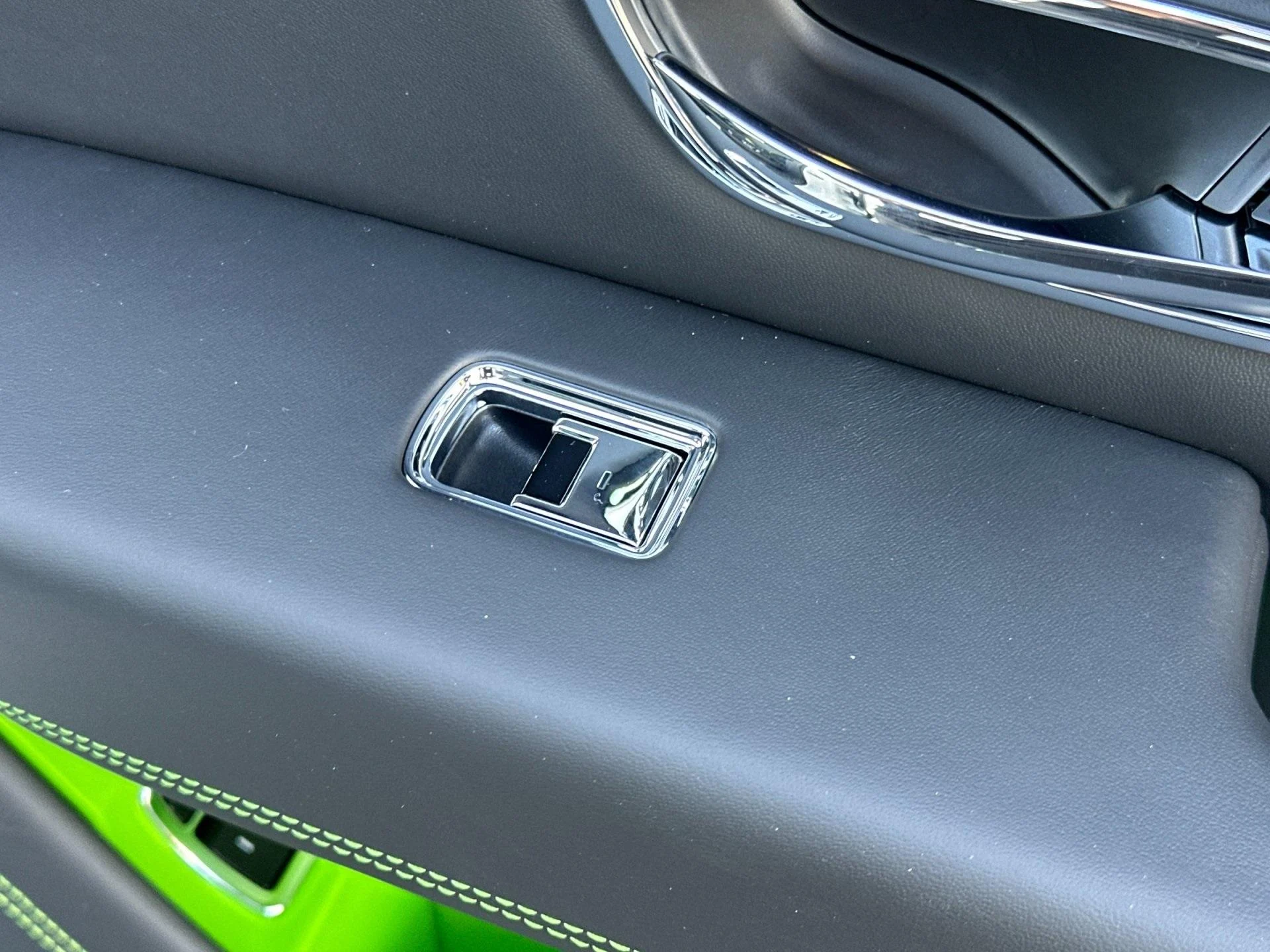 mph018_3412188379_New_2025_Bentley_Bentayga_V8_1760604174_a8abec42e7