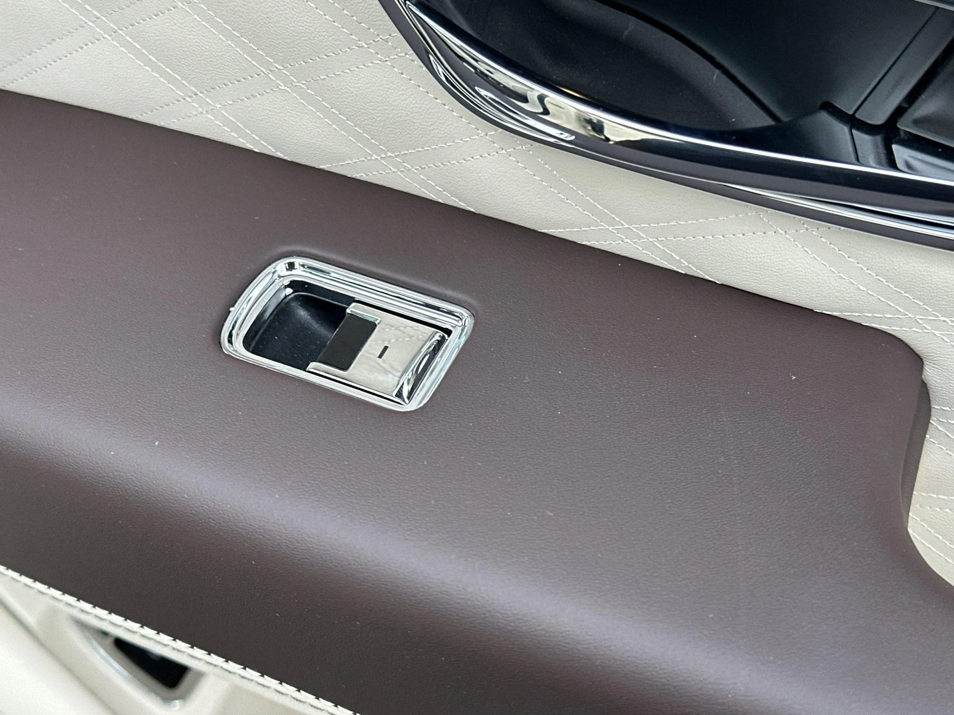 mph018_3418593234_Used_2025_Bentley_Bentayga_V8_1760604345_de9846dfed