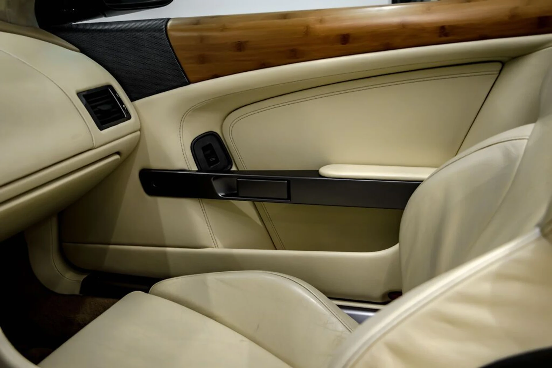 mph018_3432965585_aston_martin_db9_2005_jpg_v_1754355020_61f54f0785