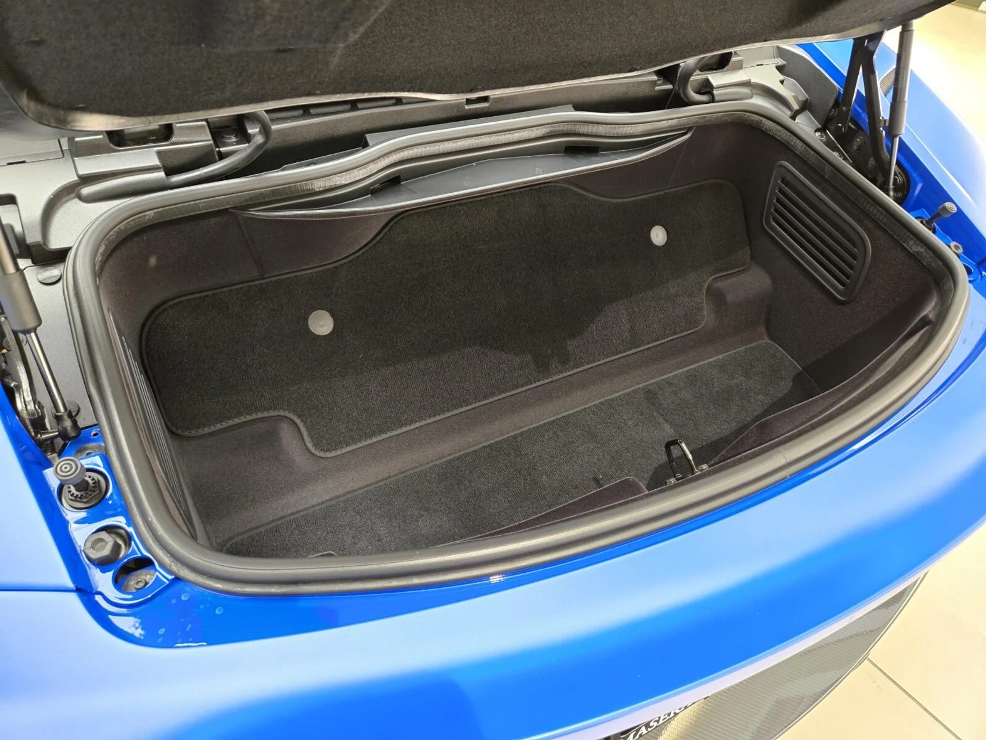 mph018_3450159237_Used_2023_Maserati_MC_20_1765004037_839a9b7668