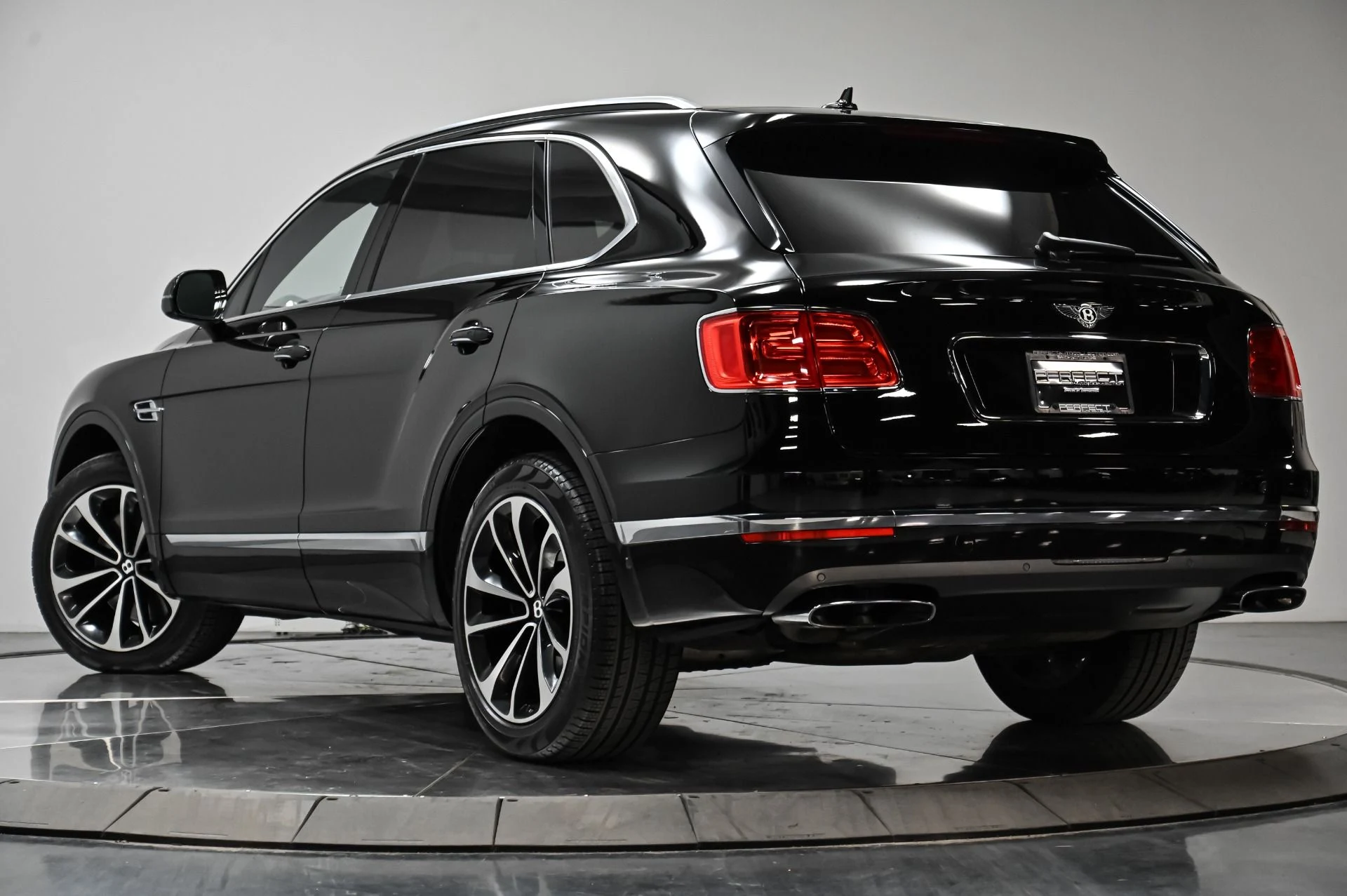 mph018_3451799381_Used_2018_Bentley_Bentayga_W12_1756239179_ec2d59e416