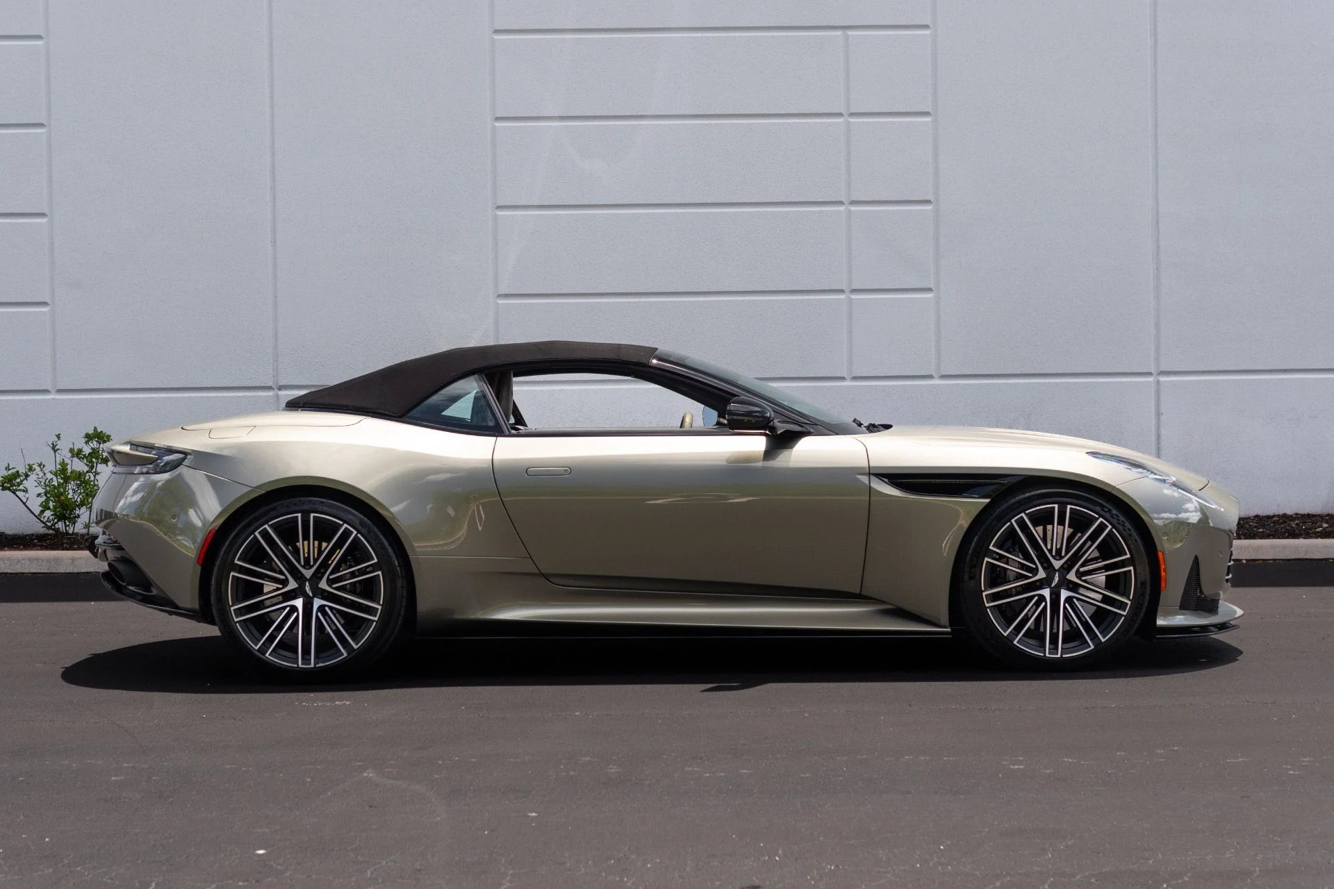 mph018_3465323180_Used_2024_Aston_Martin_DB_12_Volante_1777693541_d92520d42a