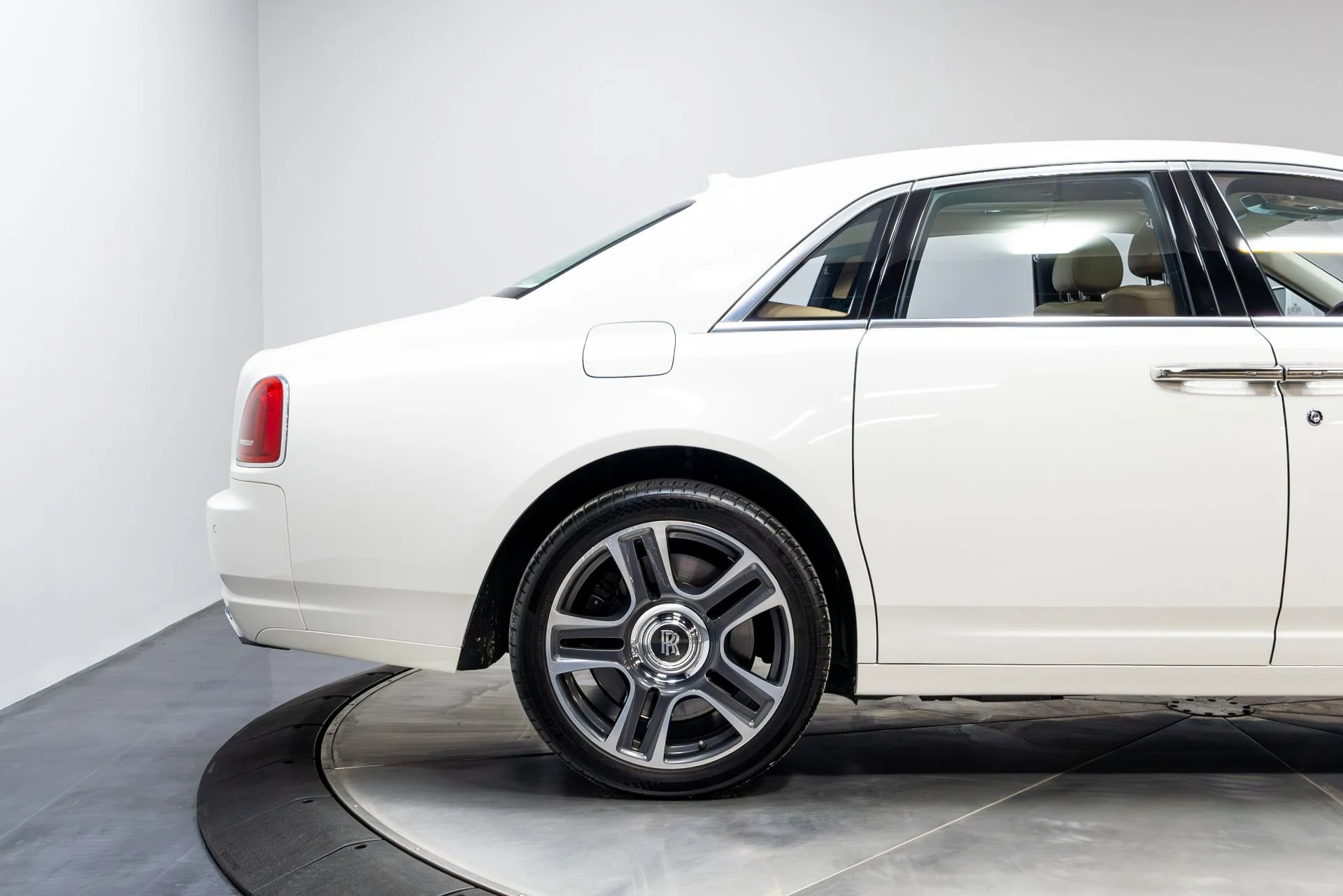 mph018_3500932157_Used_2017_Rolls_Royce_Ghost_1774888920_bcd7740955