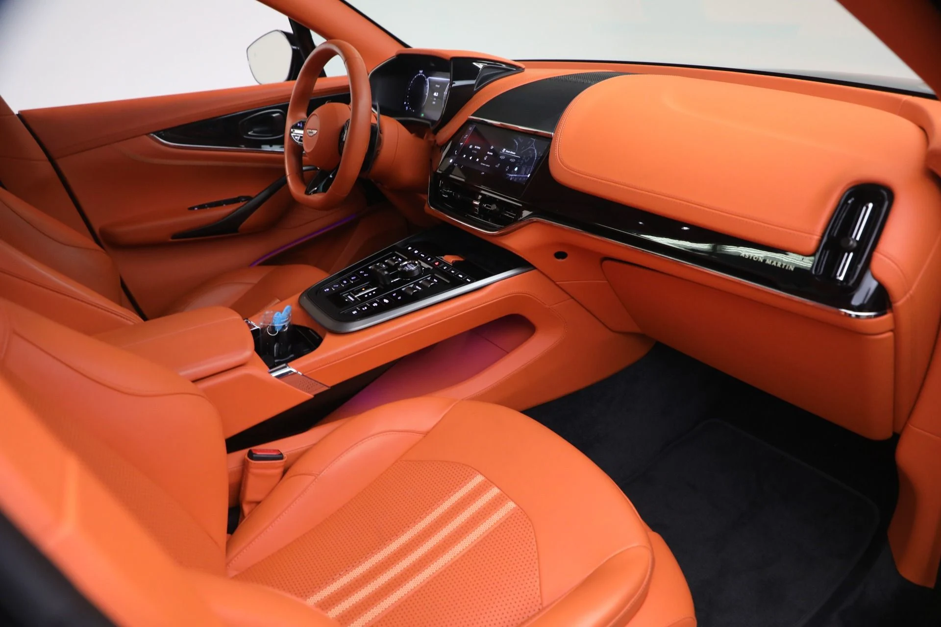 mph018_3508592265_Used_2025_Aston_Martin_DBX_707_1788625025_d1b42d6e04